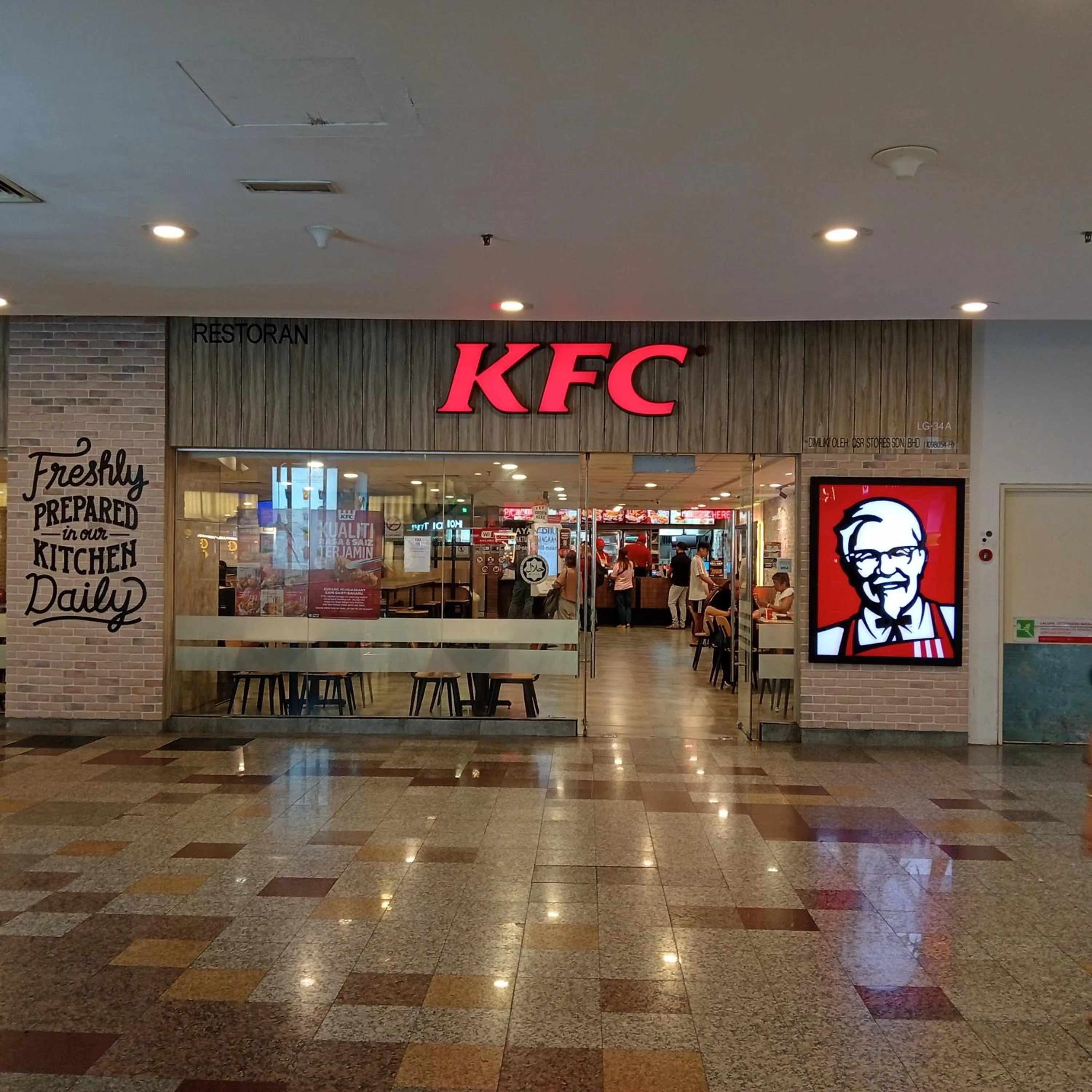 Restaurant/places to eat in Star suite At times square