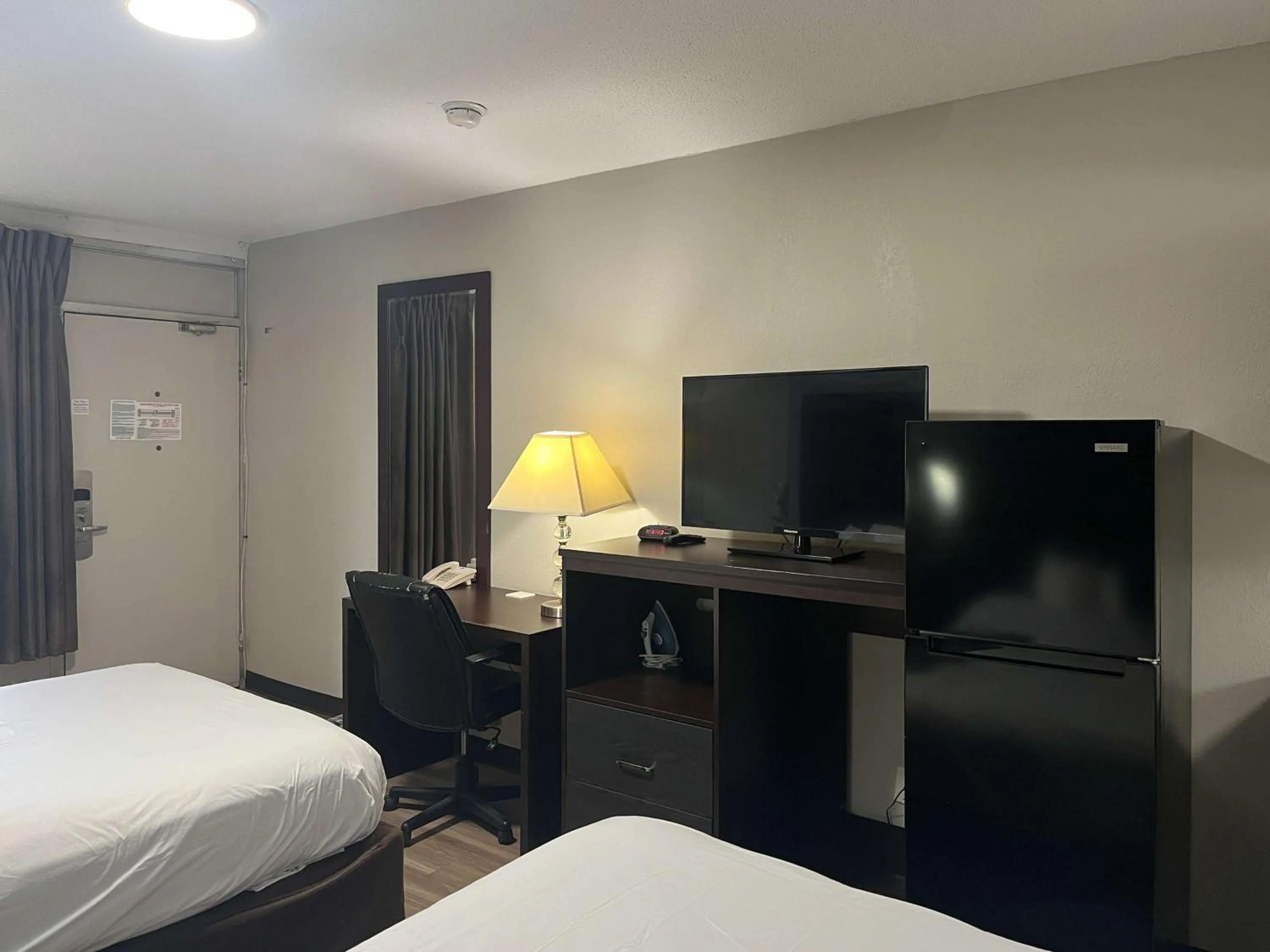 Bedroom, Bed in Studio 6 Charlotte, NC – Airport South