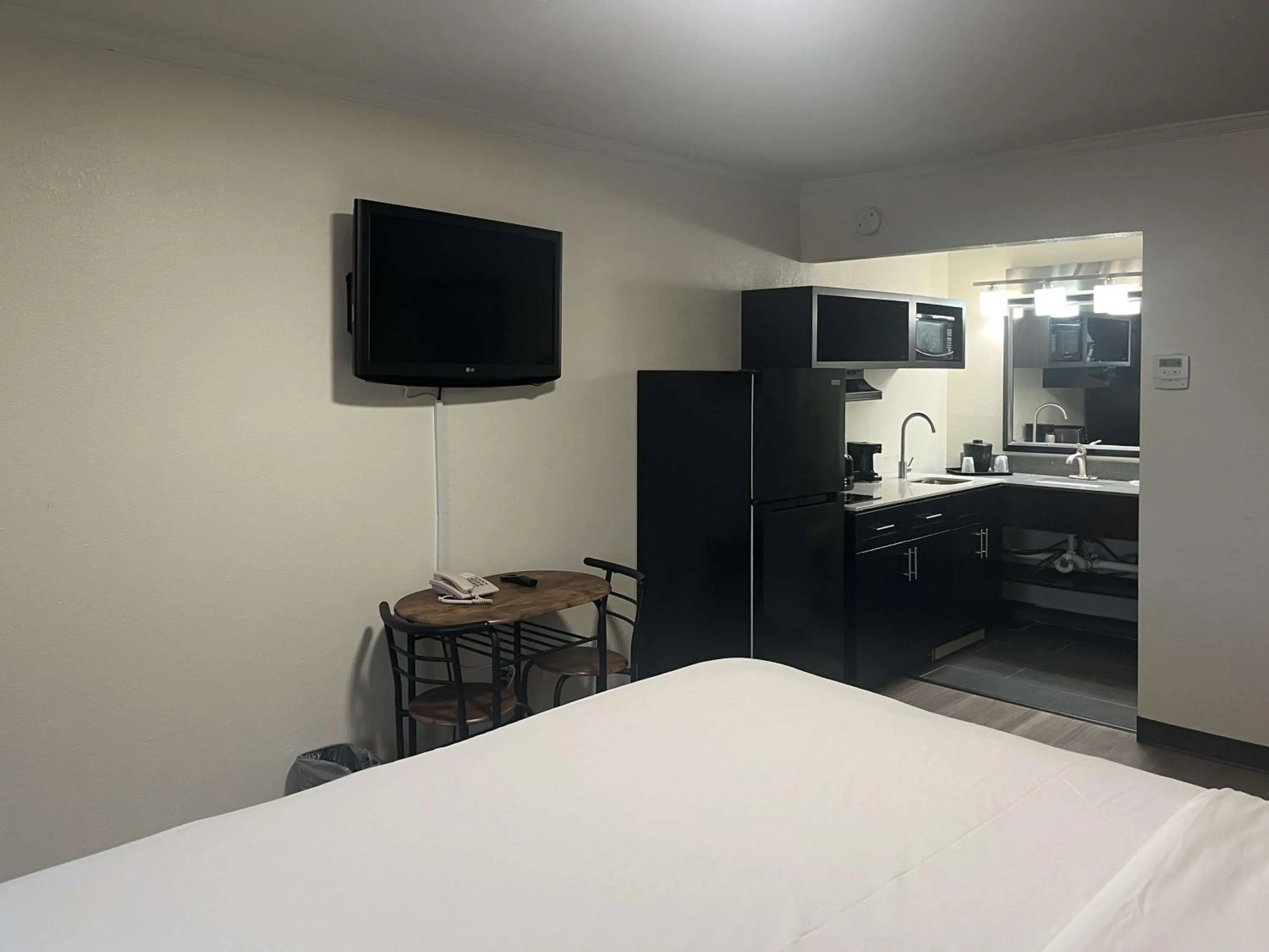 Bedroom, Bed in Studio 6 Charlotte, NC – Airport South
