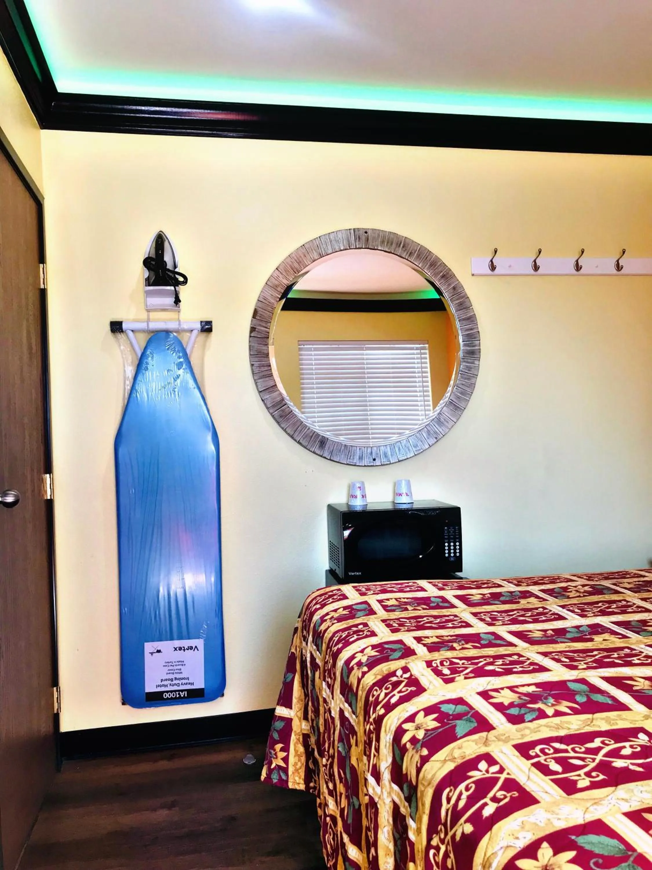 Bed in Central Inn Motel