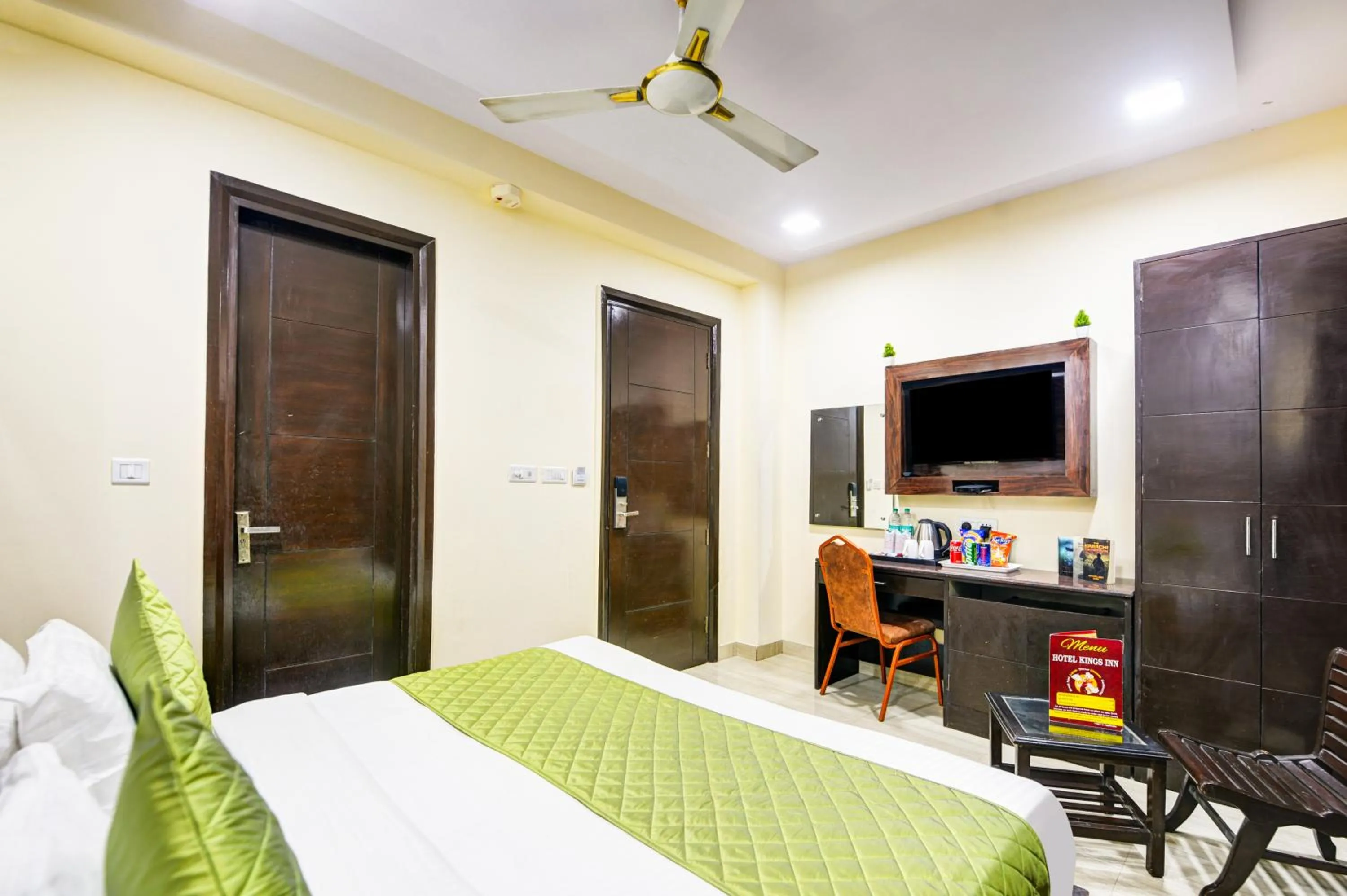 Bed in Hotel Kings Inn, Karol Bagh, New Delhi