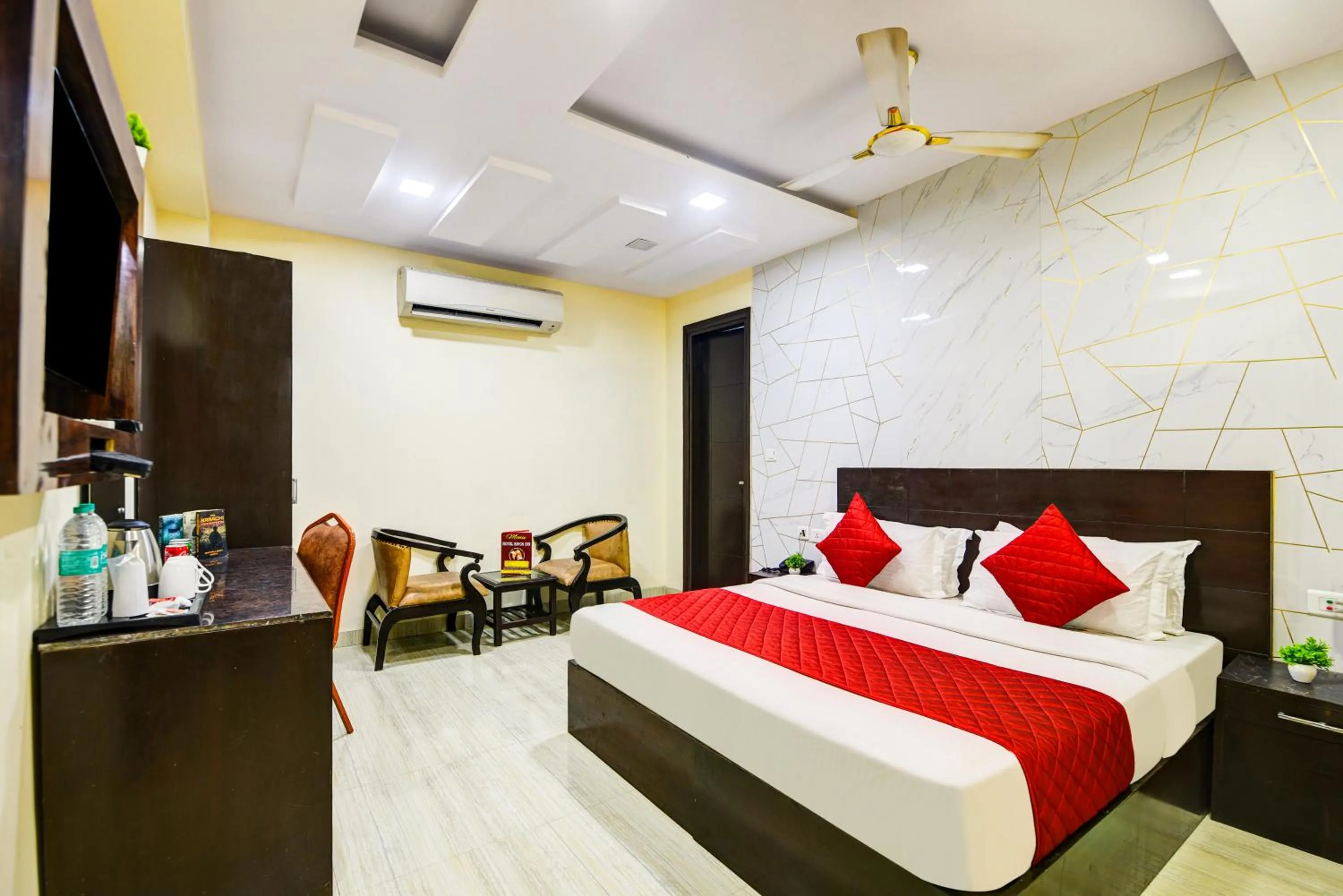 Bed in Hotel Kings Inn, Karol Bagh, New Delhi