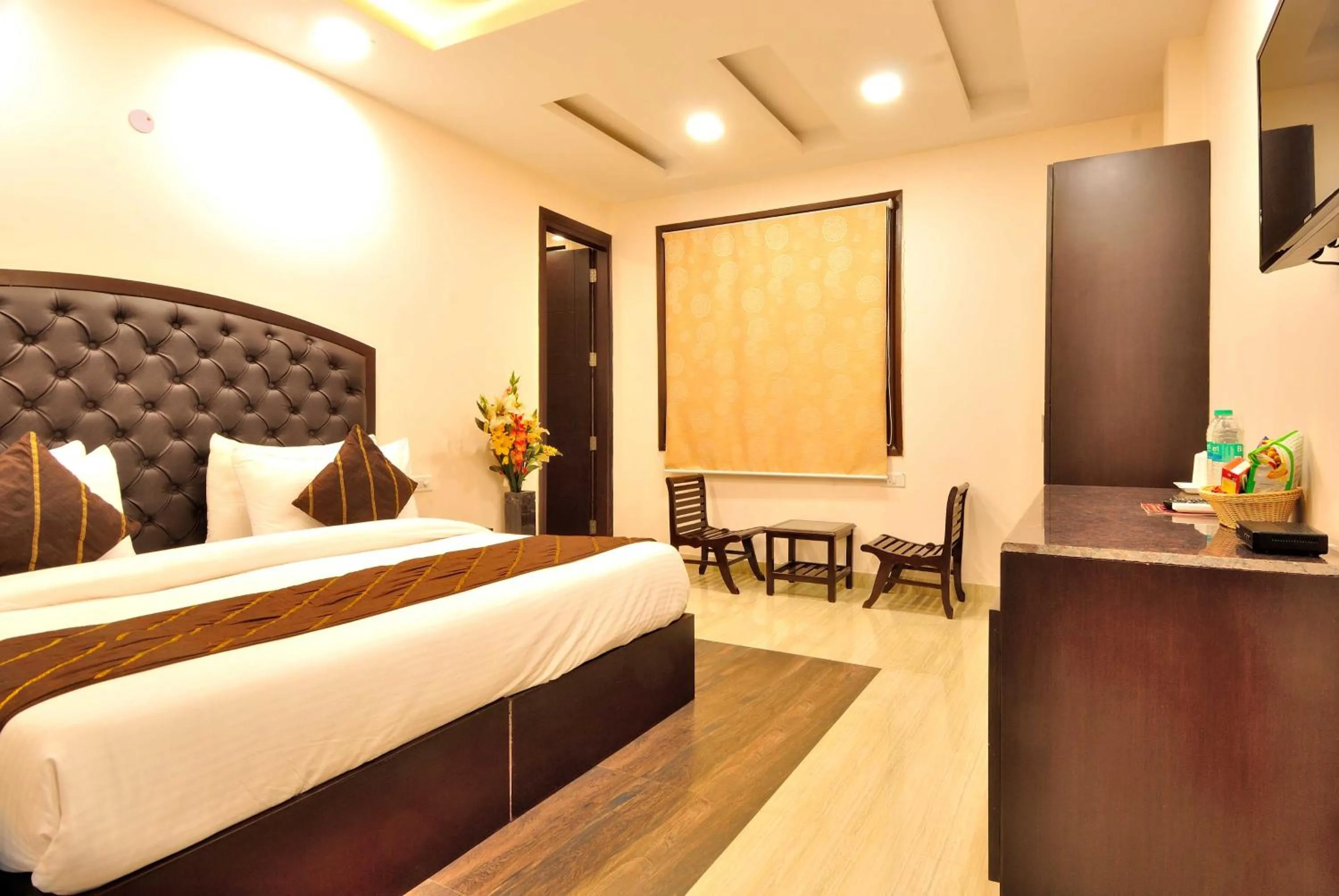 Bedroom, Bed in Hotel Kings Inn, Karol Bagh, New Delhi
