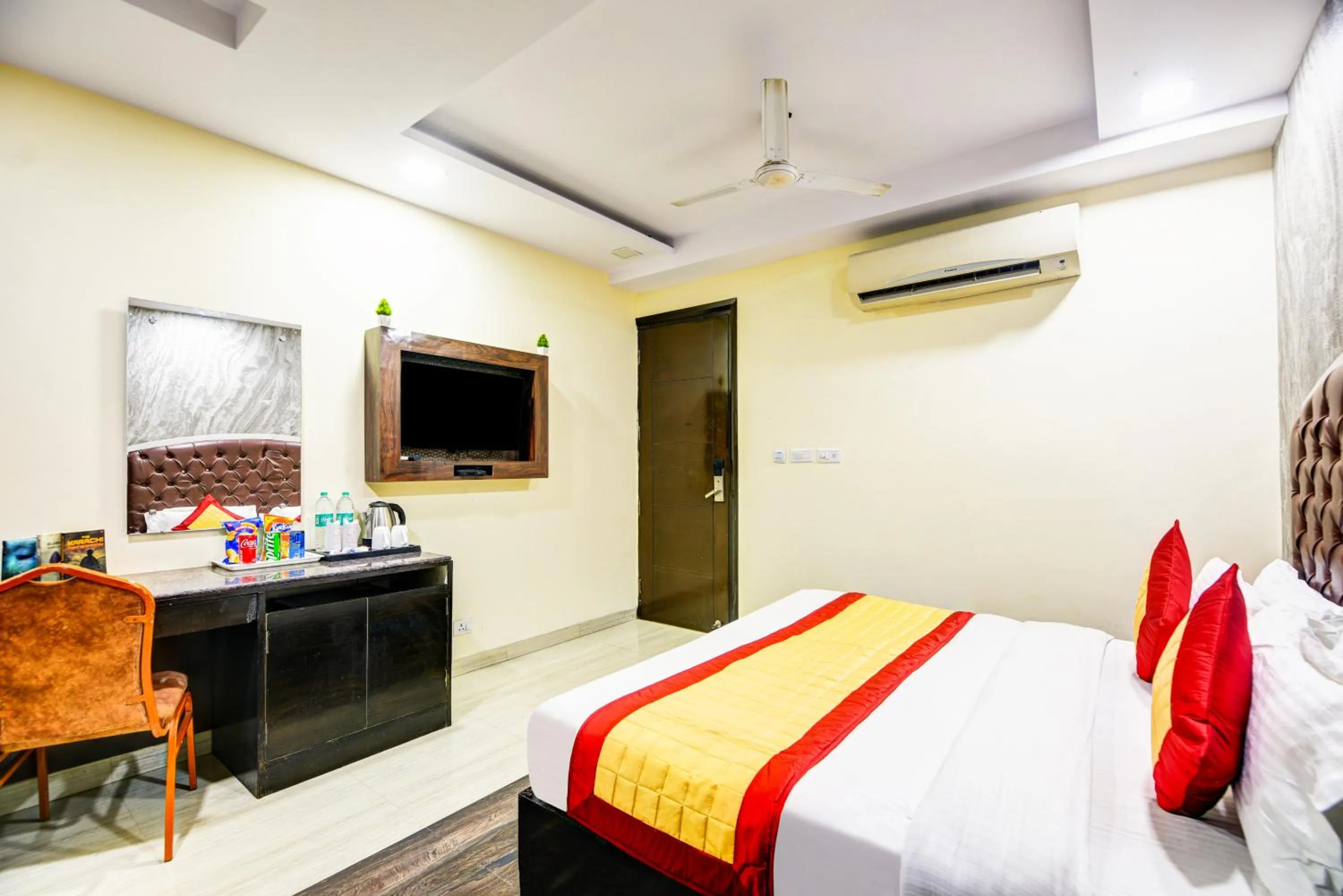 Photo of the whole room, Bed in Hotel Kings Inn, Karol Bagh, New Delhi