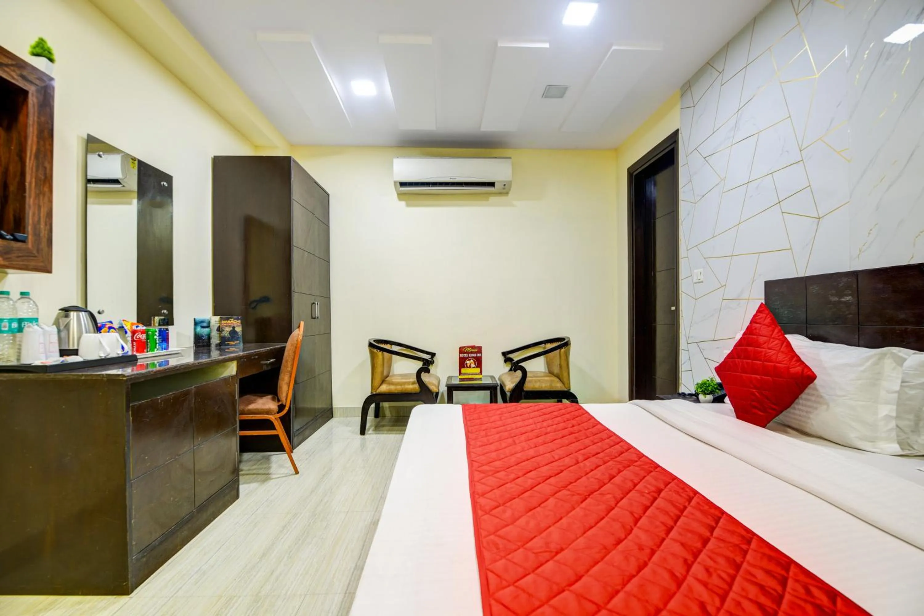 Photo of the whole room, Bed in Hotel Kings Inn, Karol Bagh, New Delhi