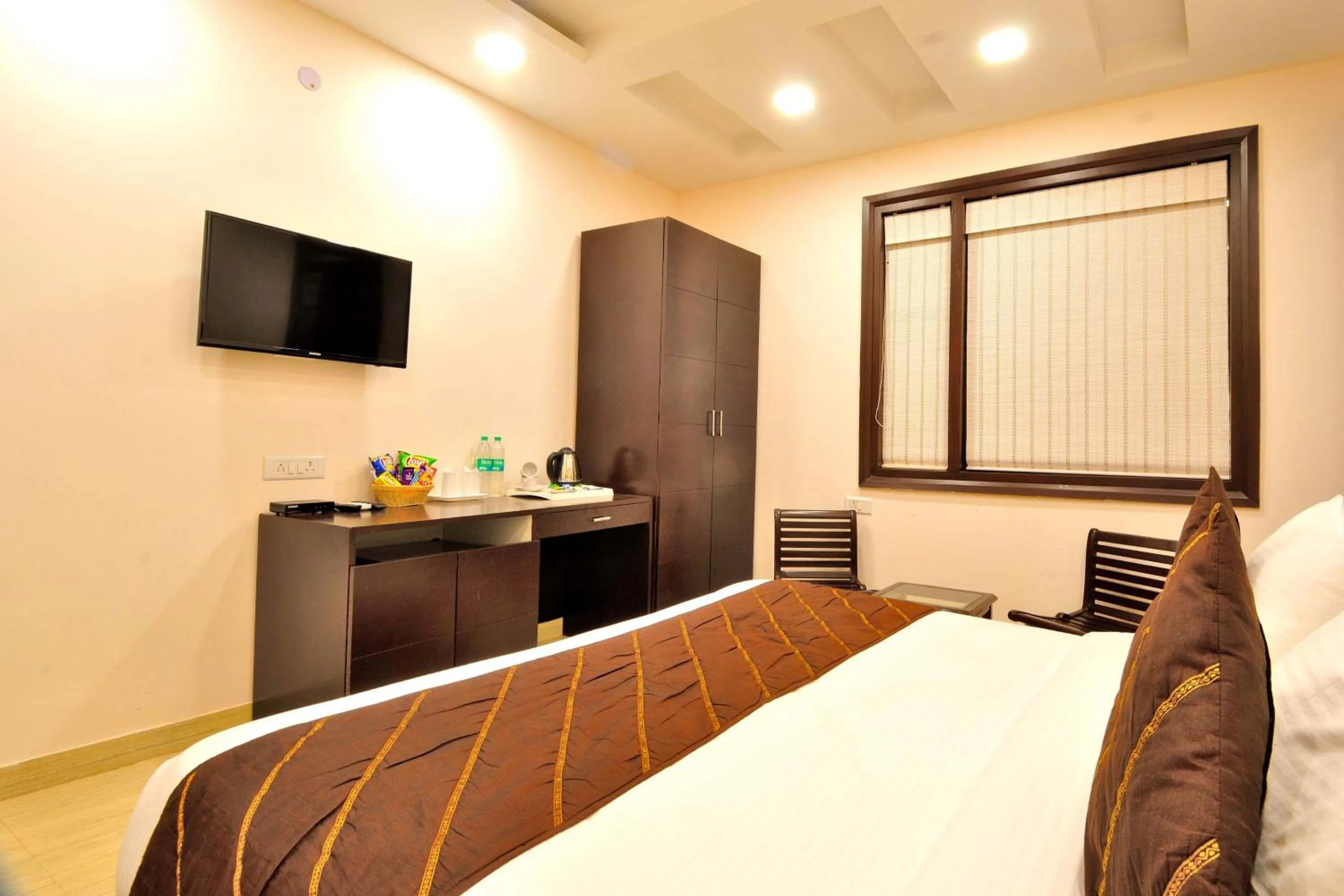 Bedroom, Bed in Hotel Kings Inn, Karol Bagh, New Delhi