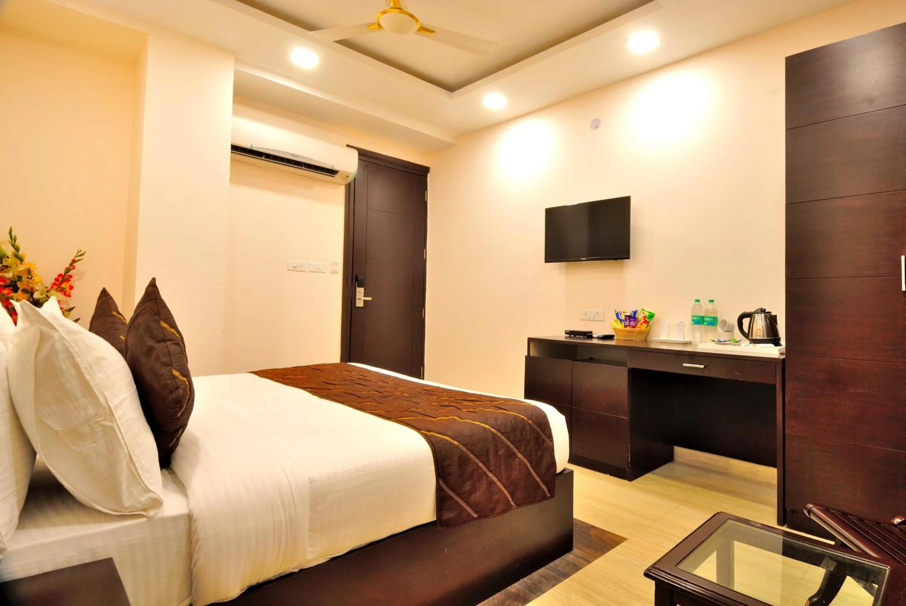 Photo of the whole room, Bed in Hotel Kings Inn, Karol Bagh, New Delhi
