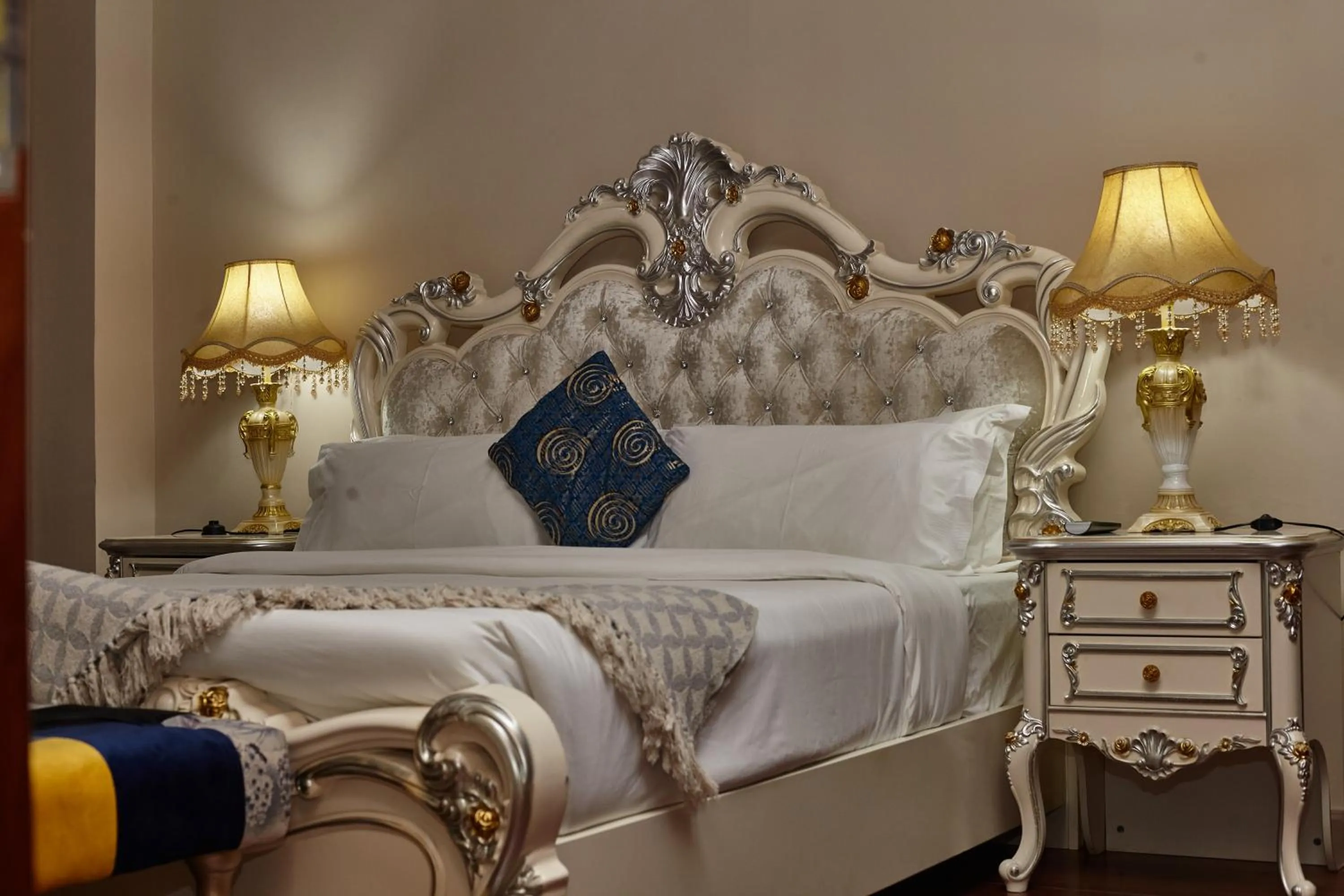 Bed in Best Western Plus Paramount Hotel