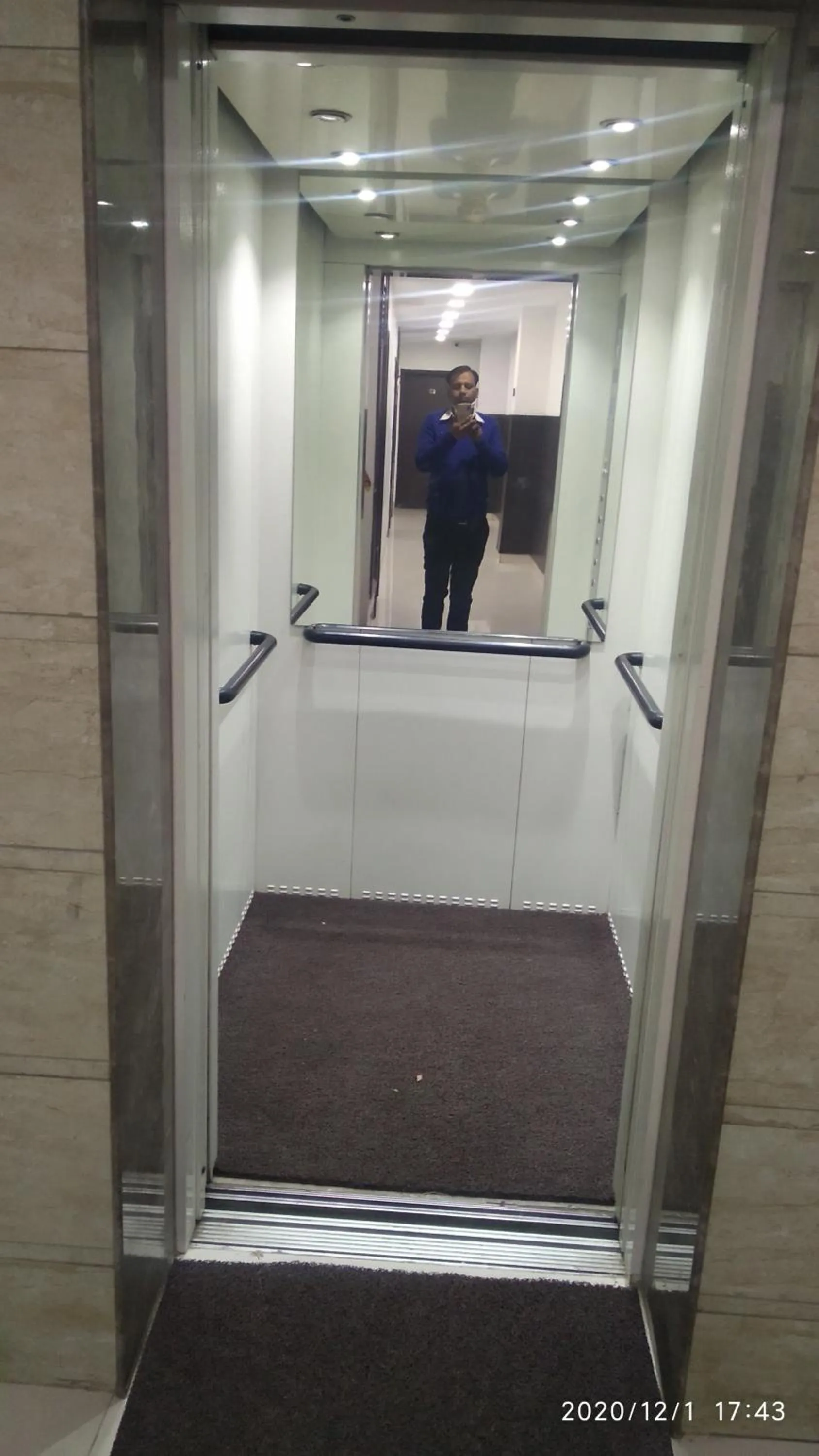 elevator in Hotel Popular