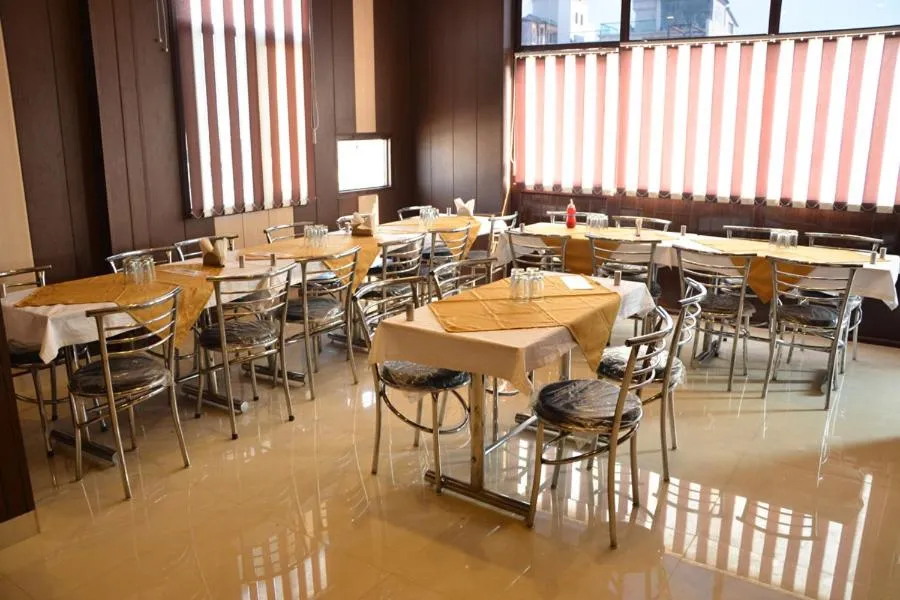 Restaurant/places to eat in Hotel Popular