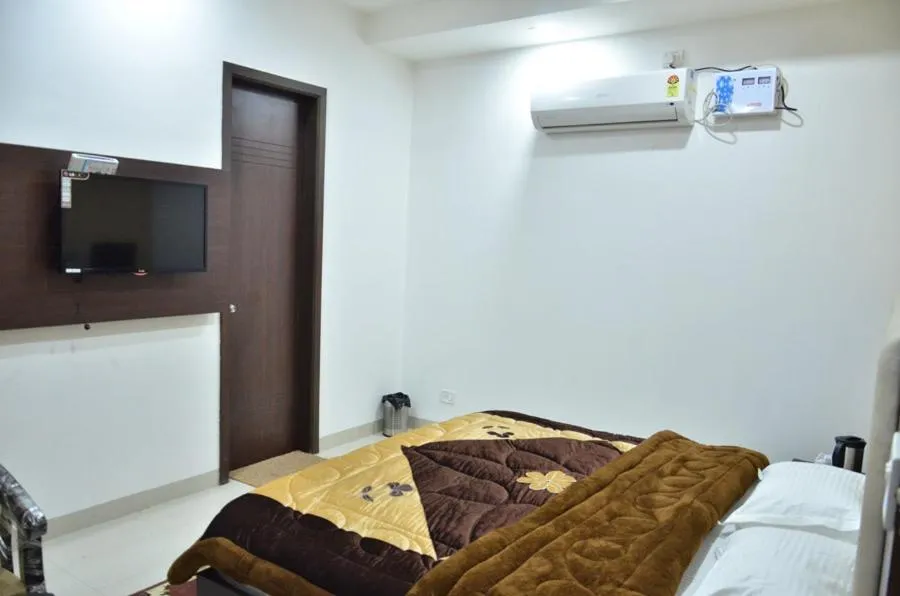 Bedroom, Bed in Hotel Popular