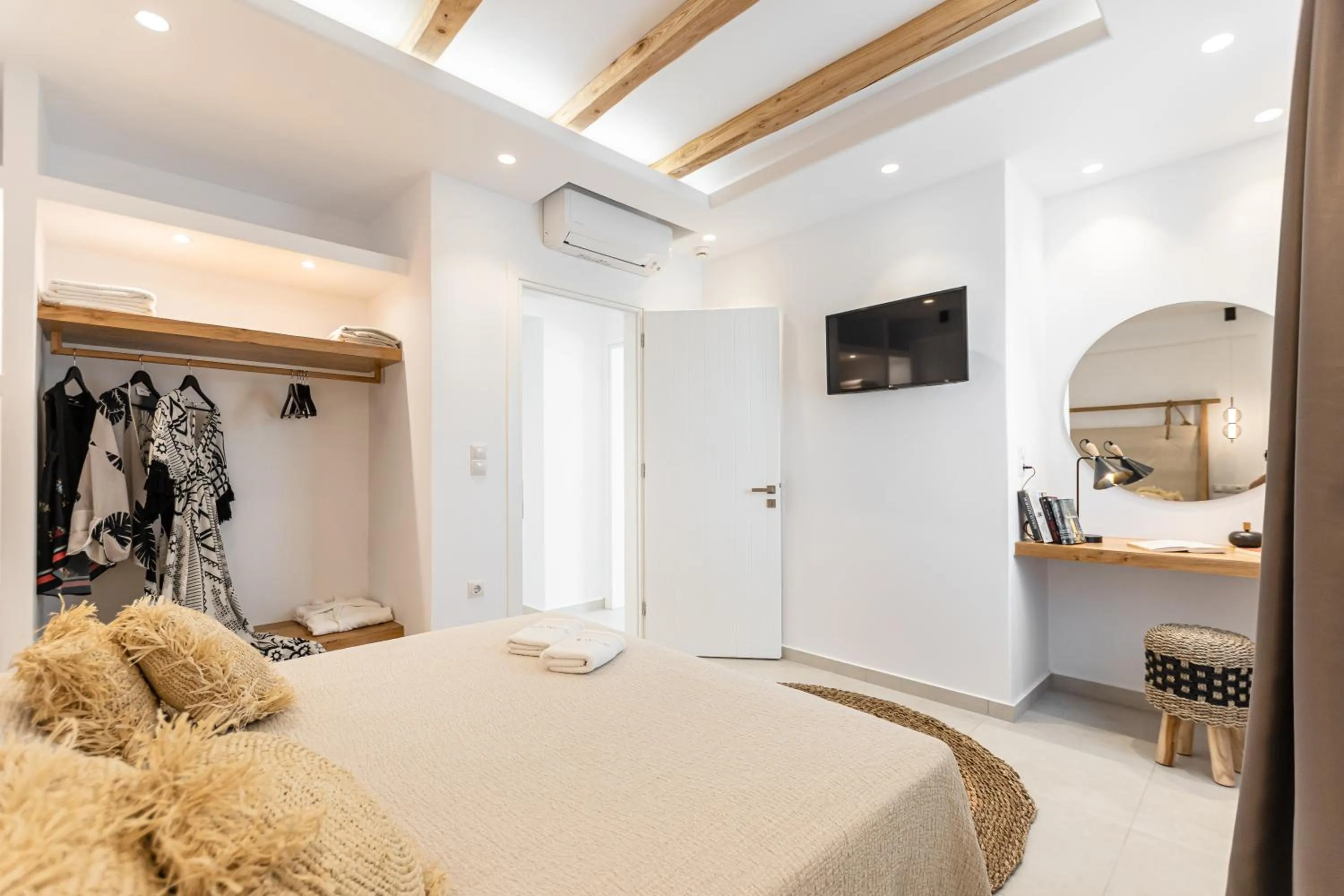 TV and multimedia, Bed in Sea & Olives Suites Hotel and Villas