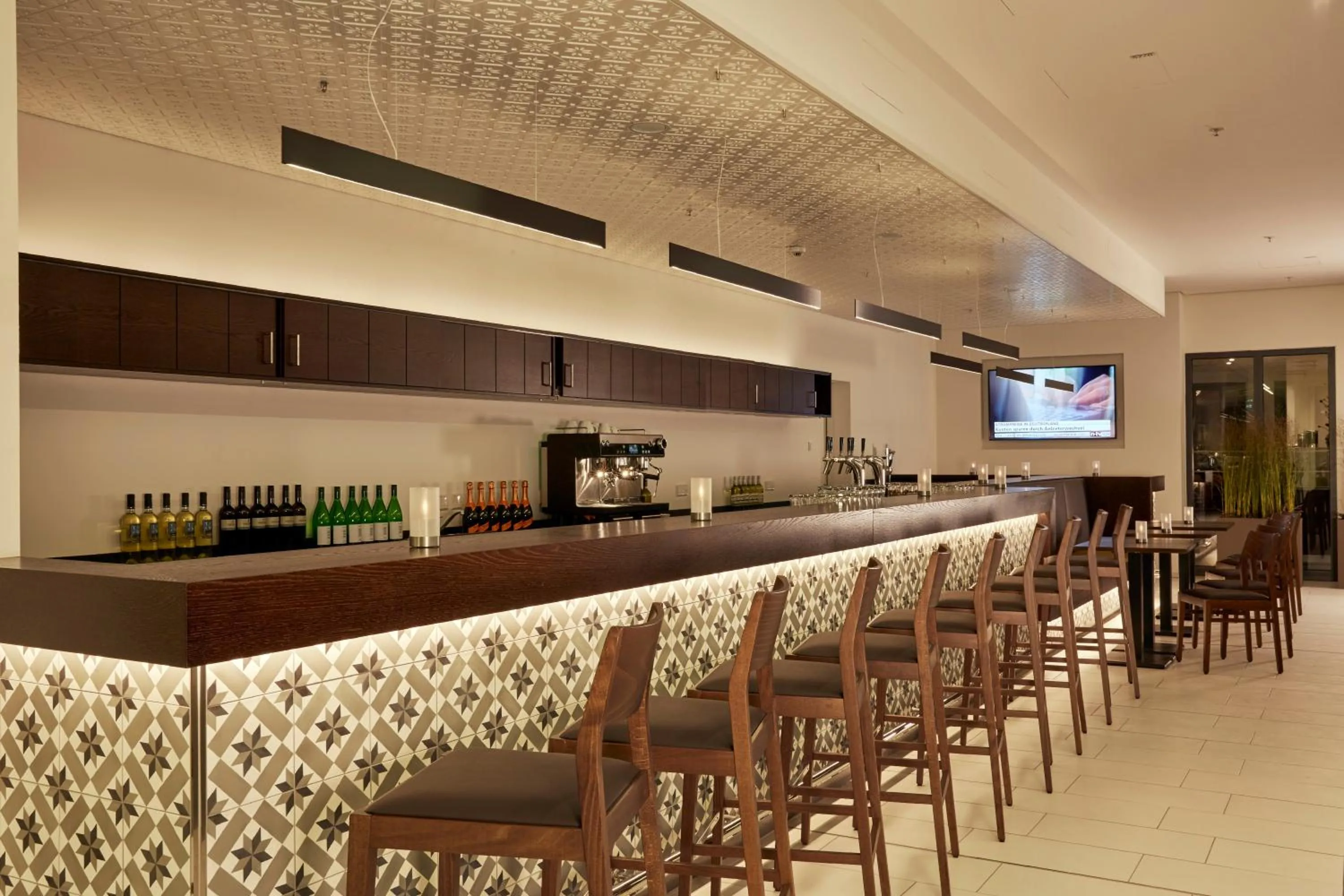 Lounge or bar in HYPERION Hotel Hamburg City, Trademark Collection by Wyndham