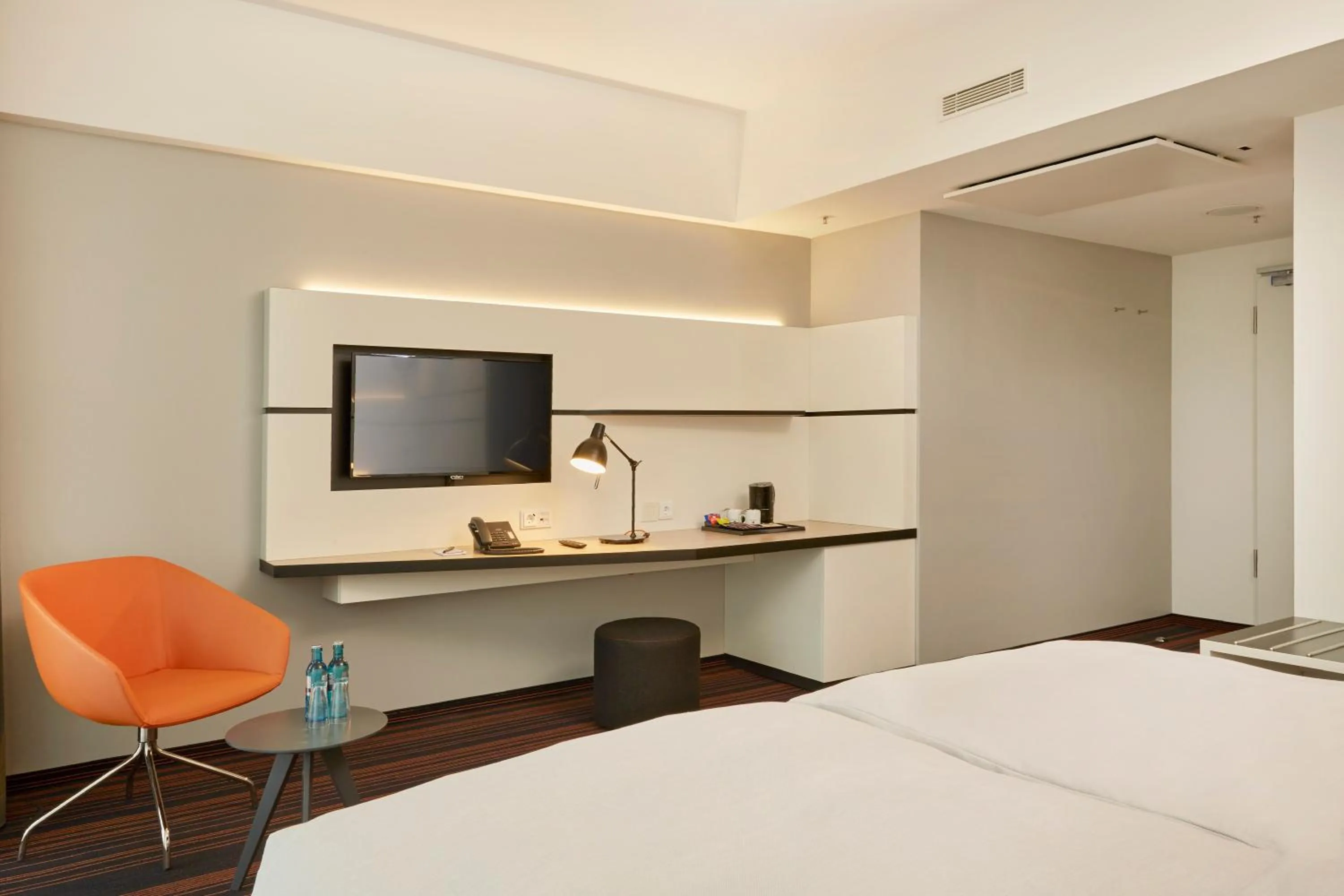 Photo of the whole room, Bed in HYPERION Hotel Hamburg City, Trademark Collection by Wyndham