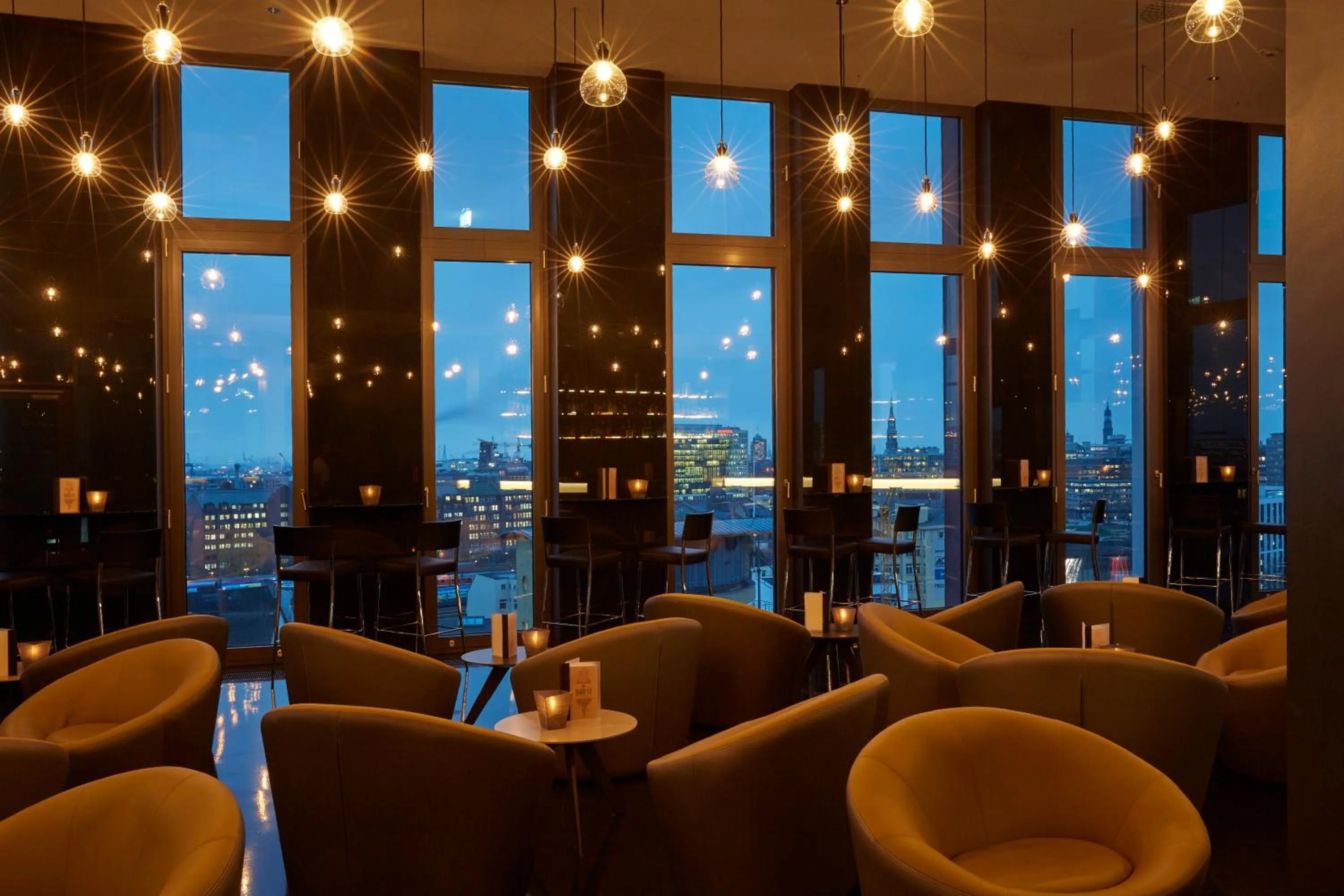 Lounge or bar in HYPERION Hotel Hamburg City, Trademark Collection by Wyndham