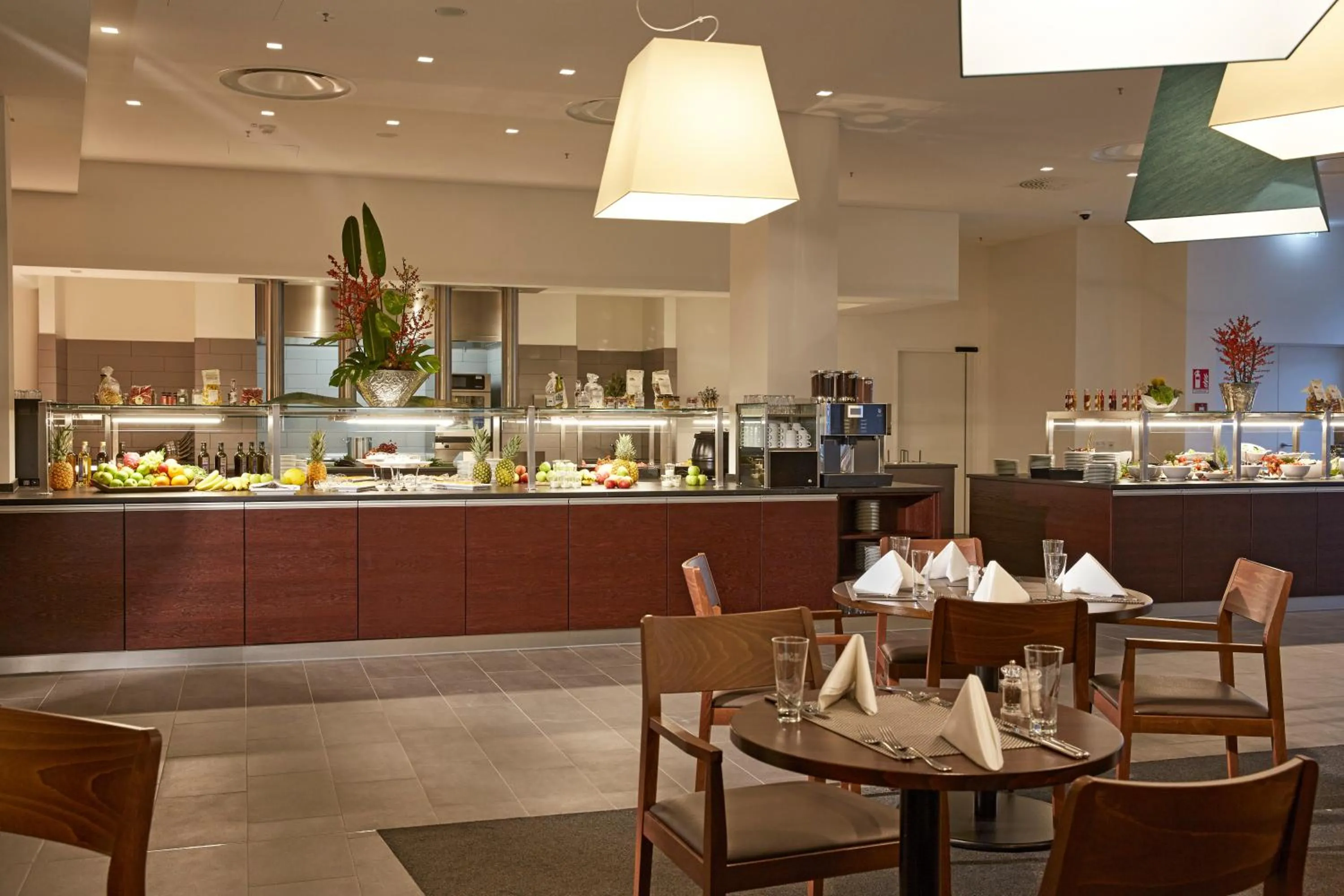 Restaurant/places to eat in HYPERION Hotel Hamburg City, Trademark Collection by Wyndham
