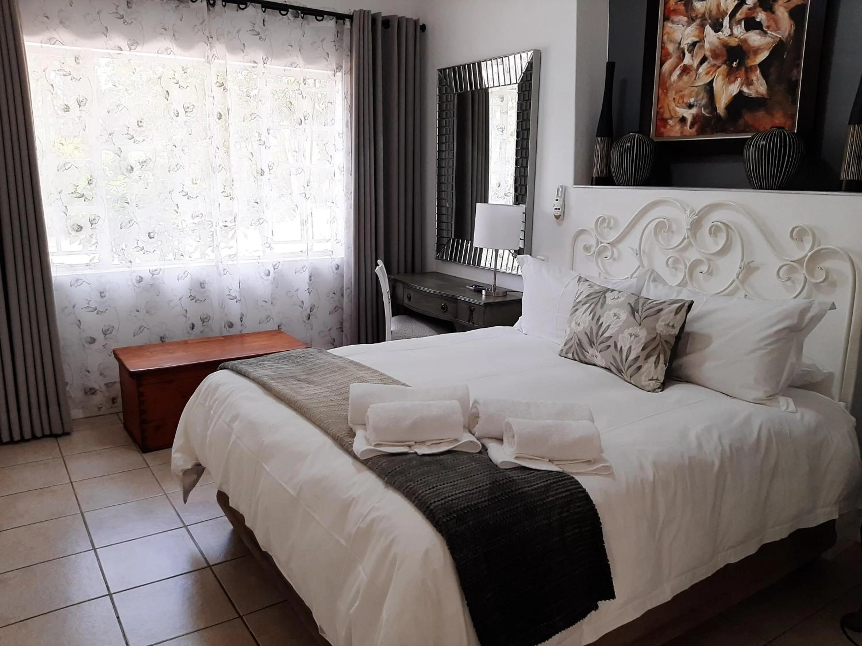 Bedroom, Bed in At 98 on Lynburn Guest House