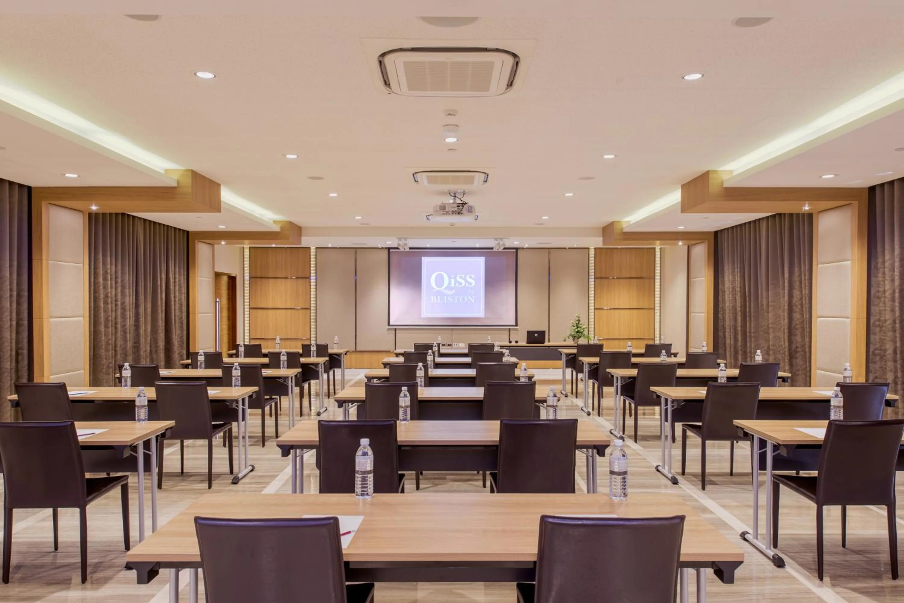 Meeting/conference room in Qiss Residence by Bliston