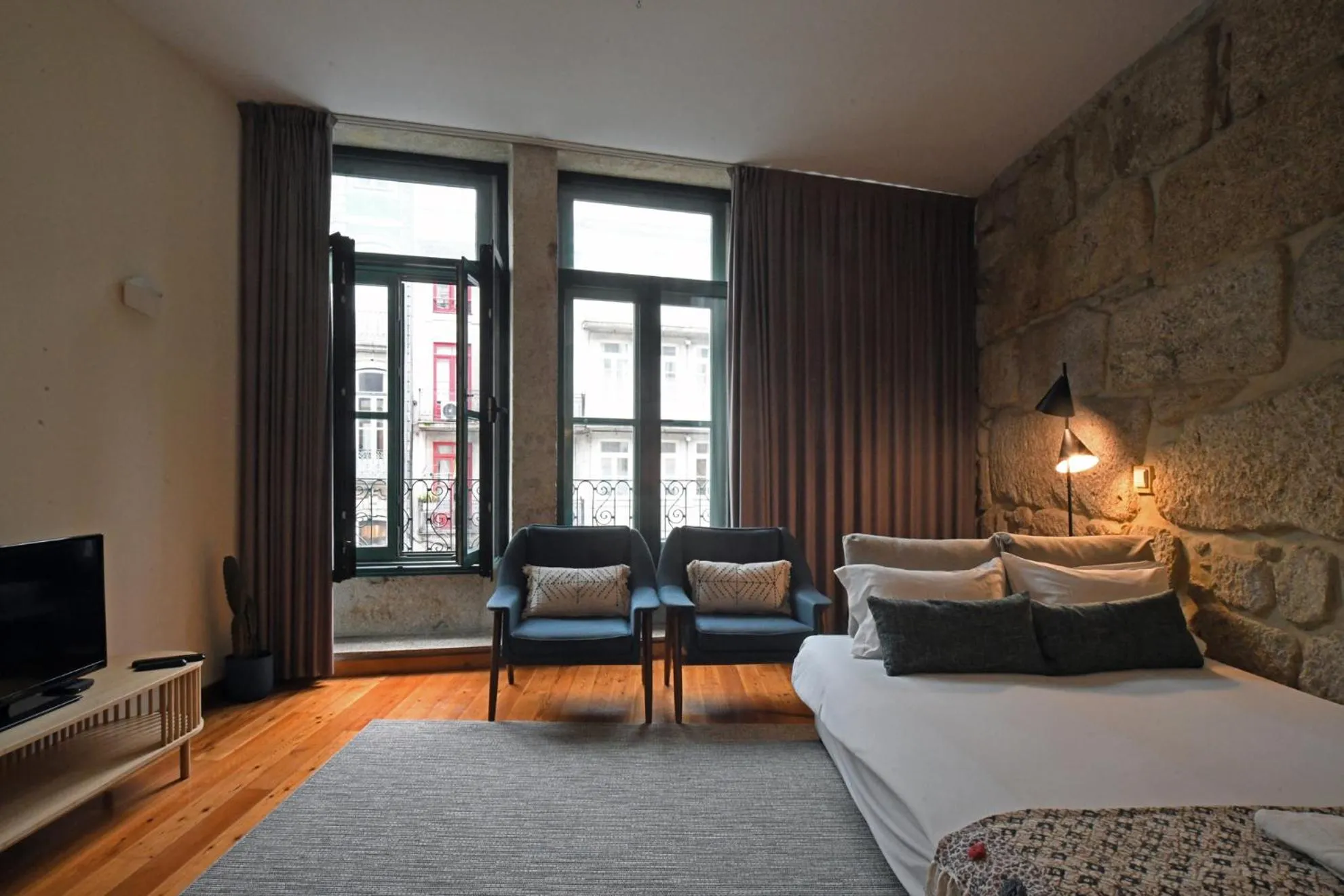 Living room, Bed in Spot Apartments Sao Bento