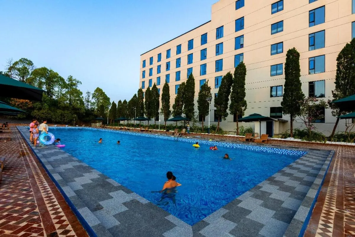 Swimming pool in Hilton Garden Inn Zhangjiajie Tianmen Mountain