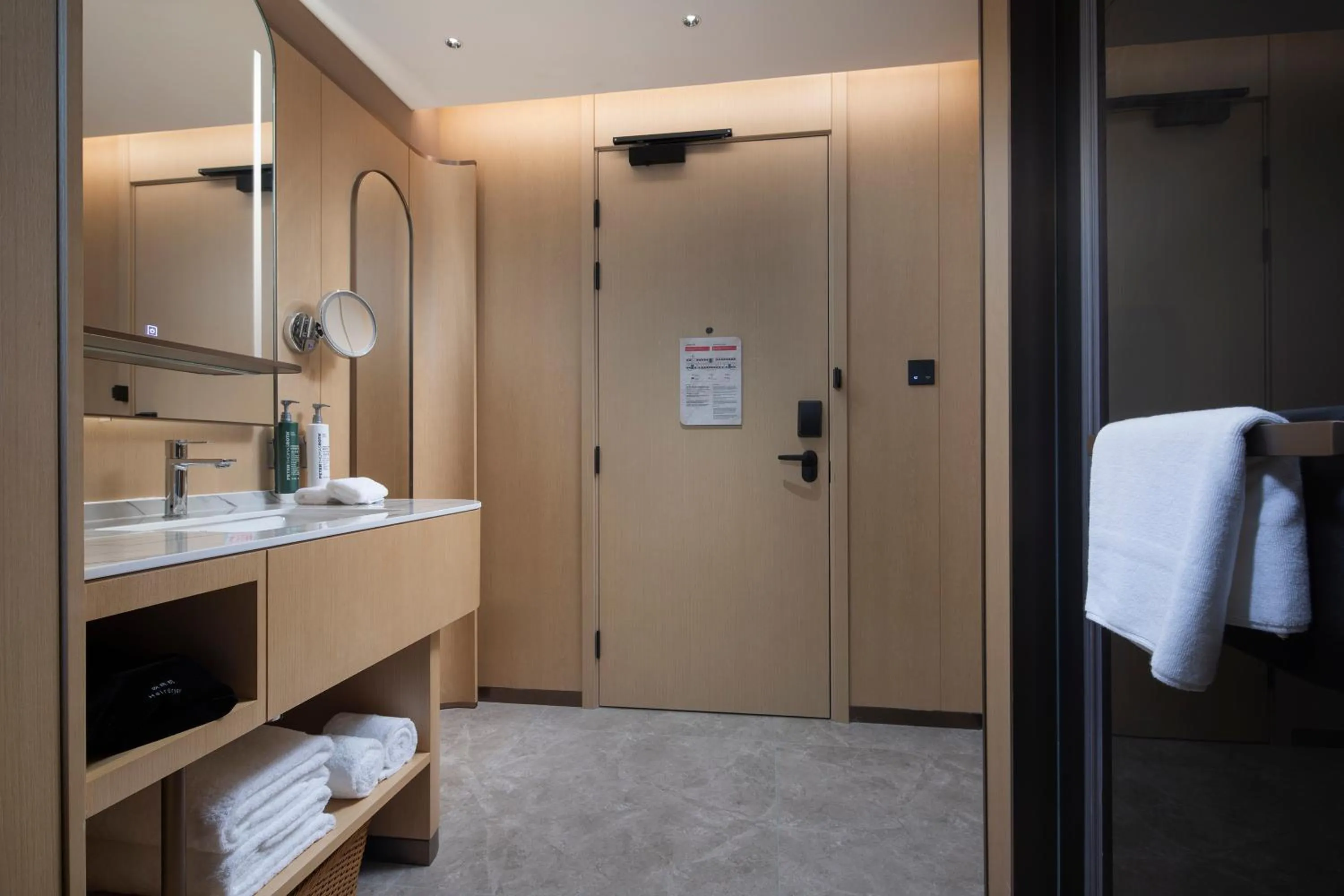 Shower, Bed in Hilton Garden Inn Zhangjiajie Tianmen Mountain