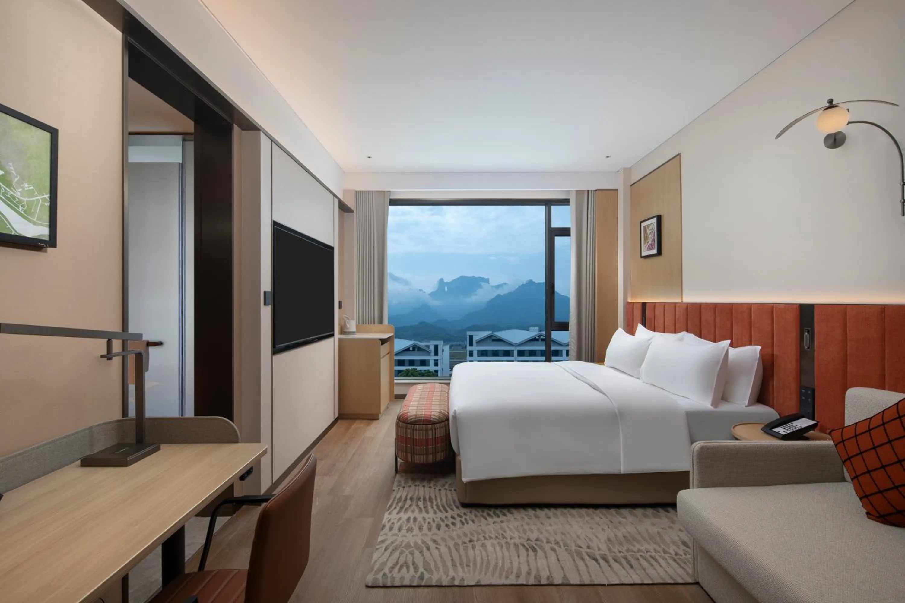 Photo of the whole room, Bed in Hilton Garden Inn Zhangjiajie Tianmen Mountain