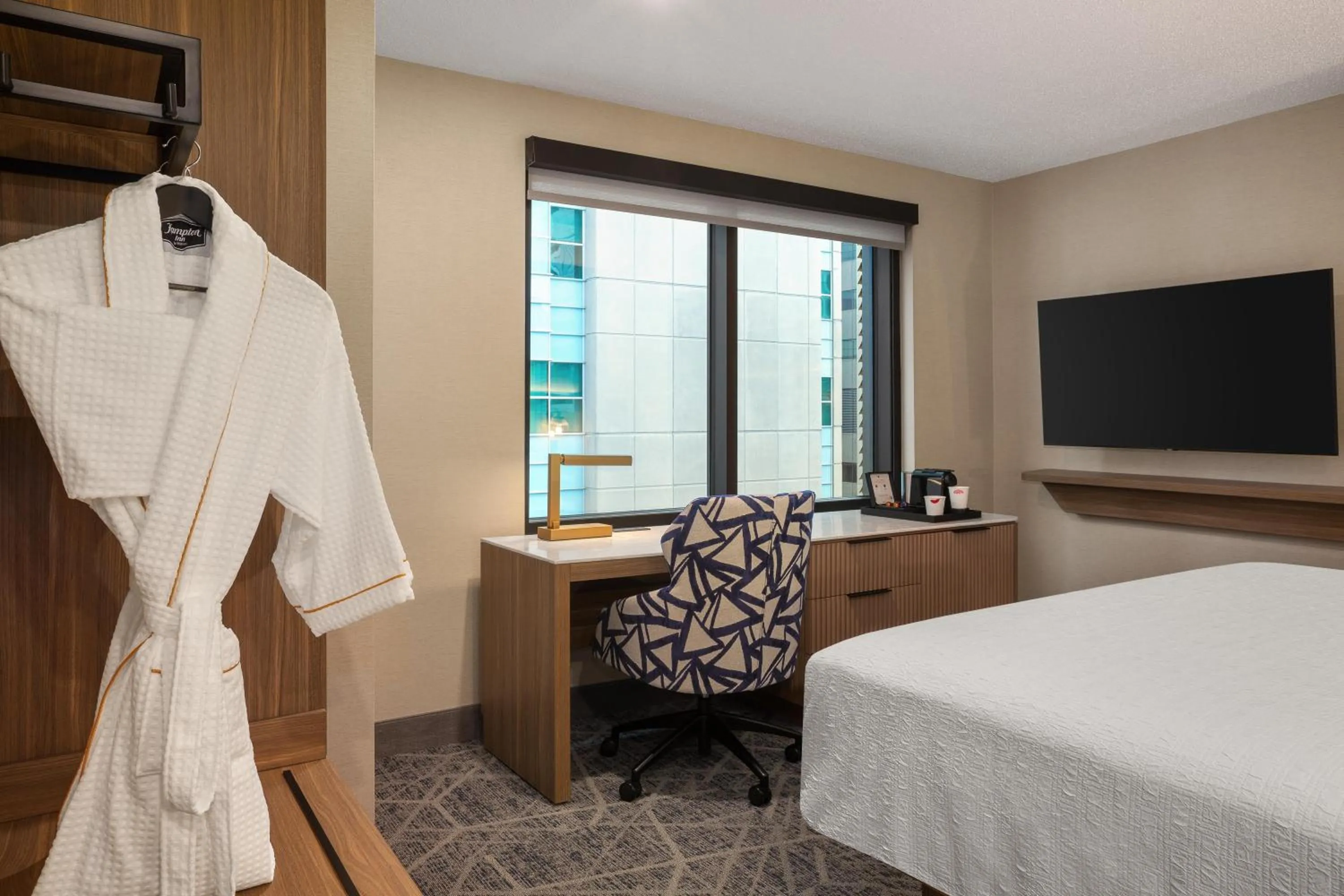 Bed in Hampton Inn By Hilton Calgary Downtown