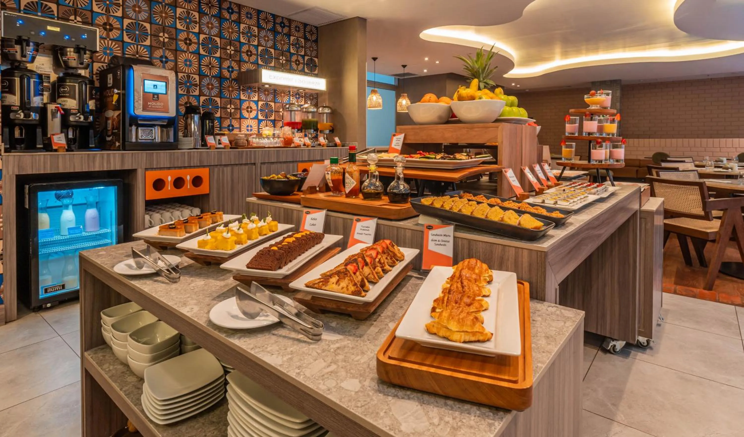 Buffet breakfast in Hampton By Hilton Cusco