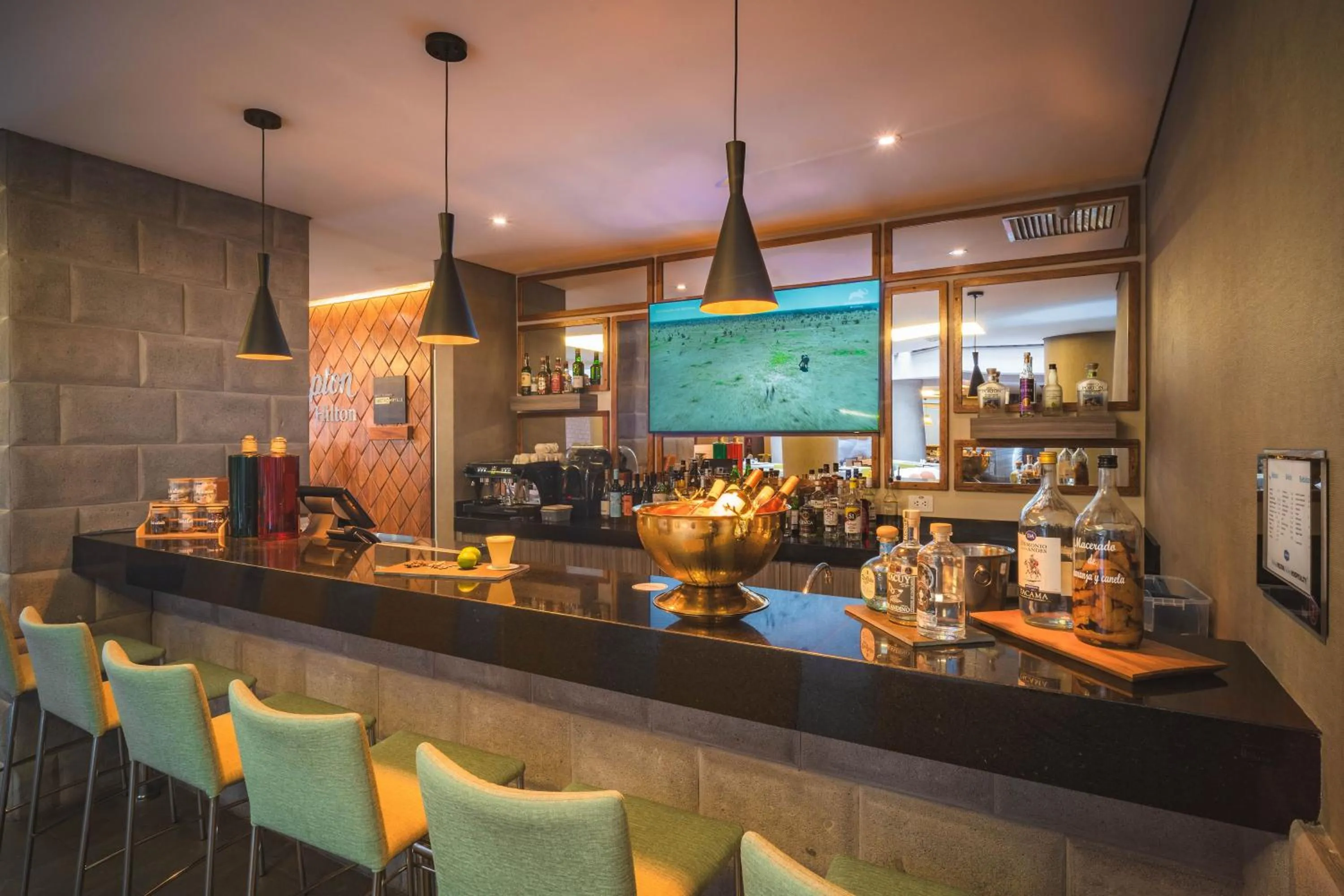 Lounge or bar in Hampton By Hilton Cusco