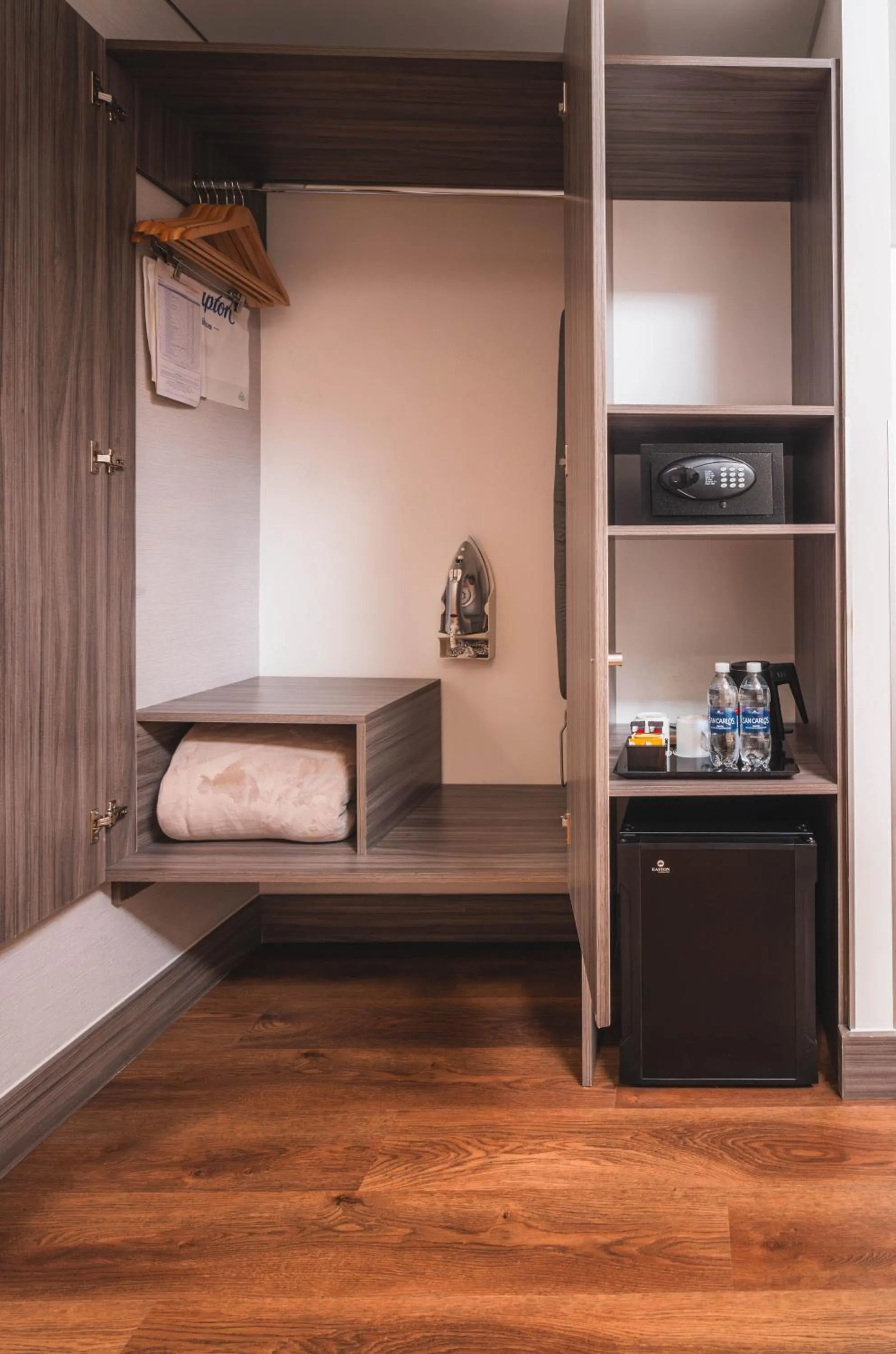 flat iron, Bed in Hampton By Hilton Cusco