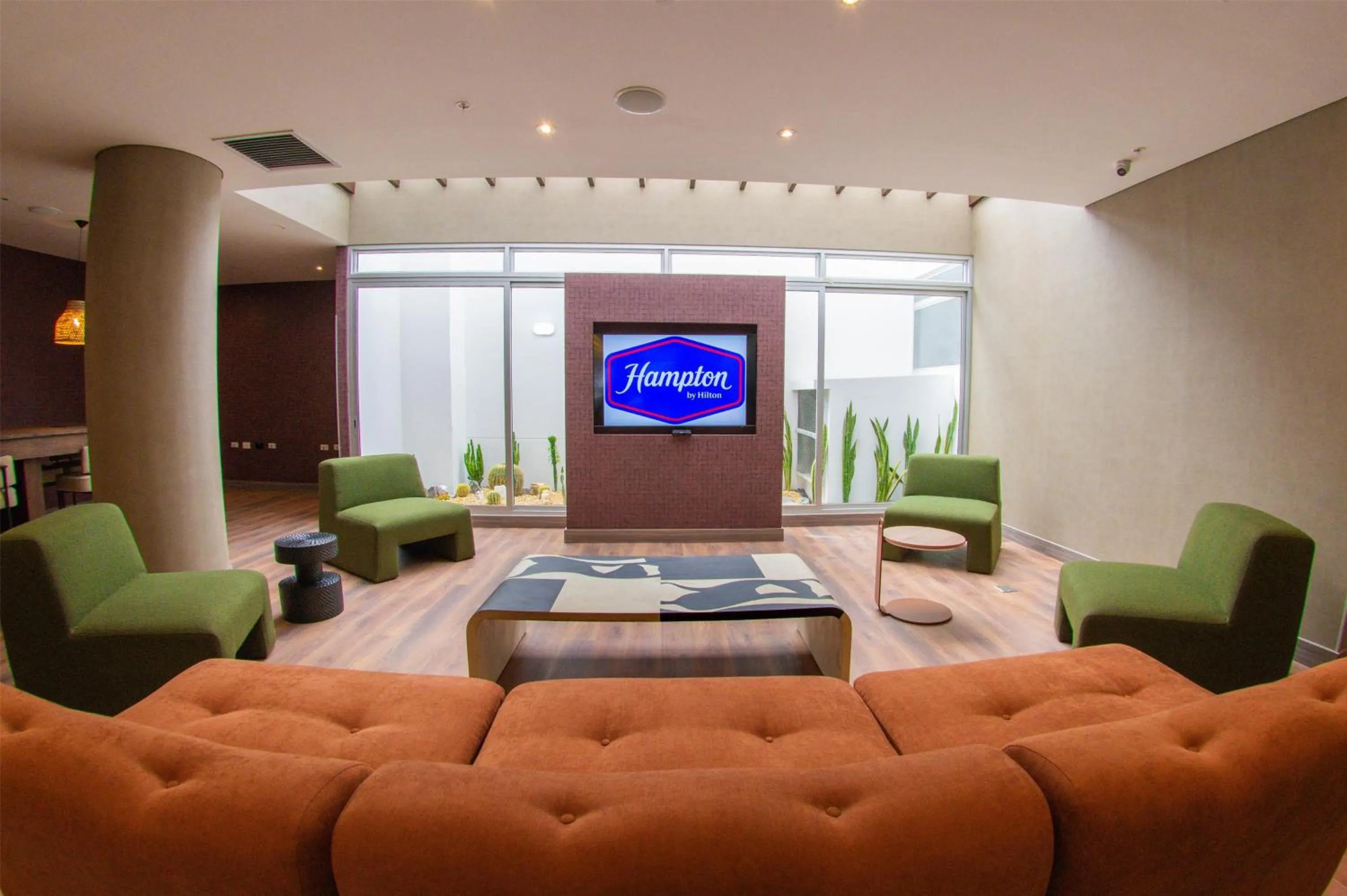 Communal lounge/ TV room in Hampton By Hilton Cusco