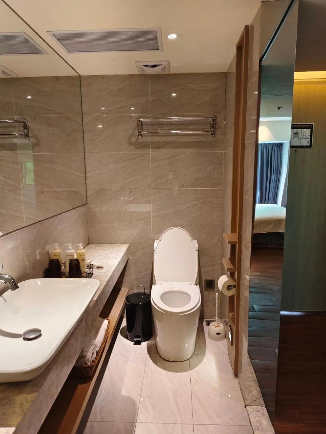 Toilet in CHECK inn SELECT Taipei NeiHu