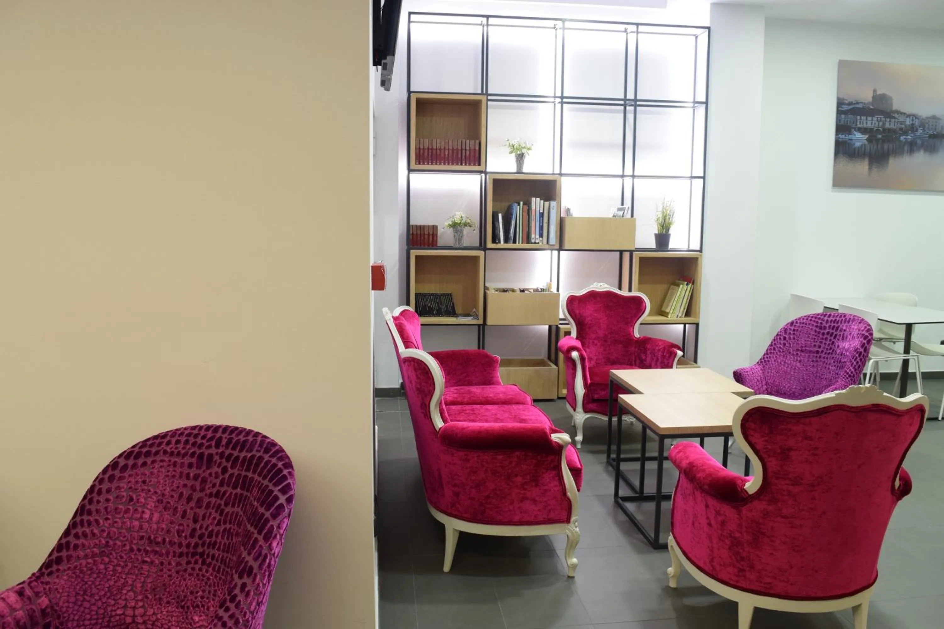 Communal lounge/ TV room in Zerupe Hotel