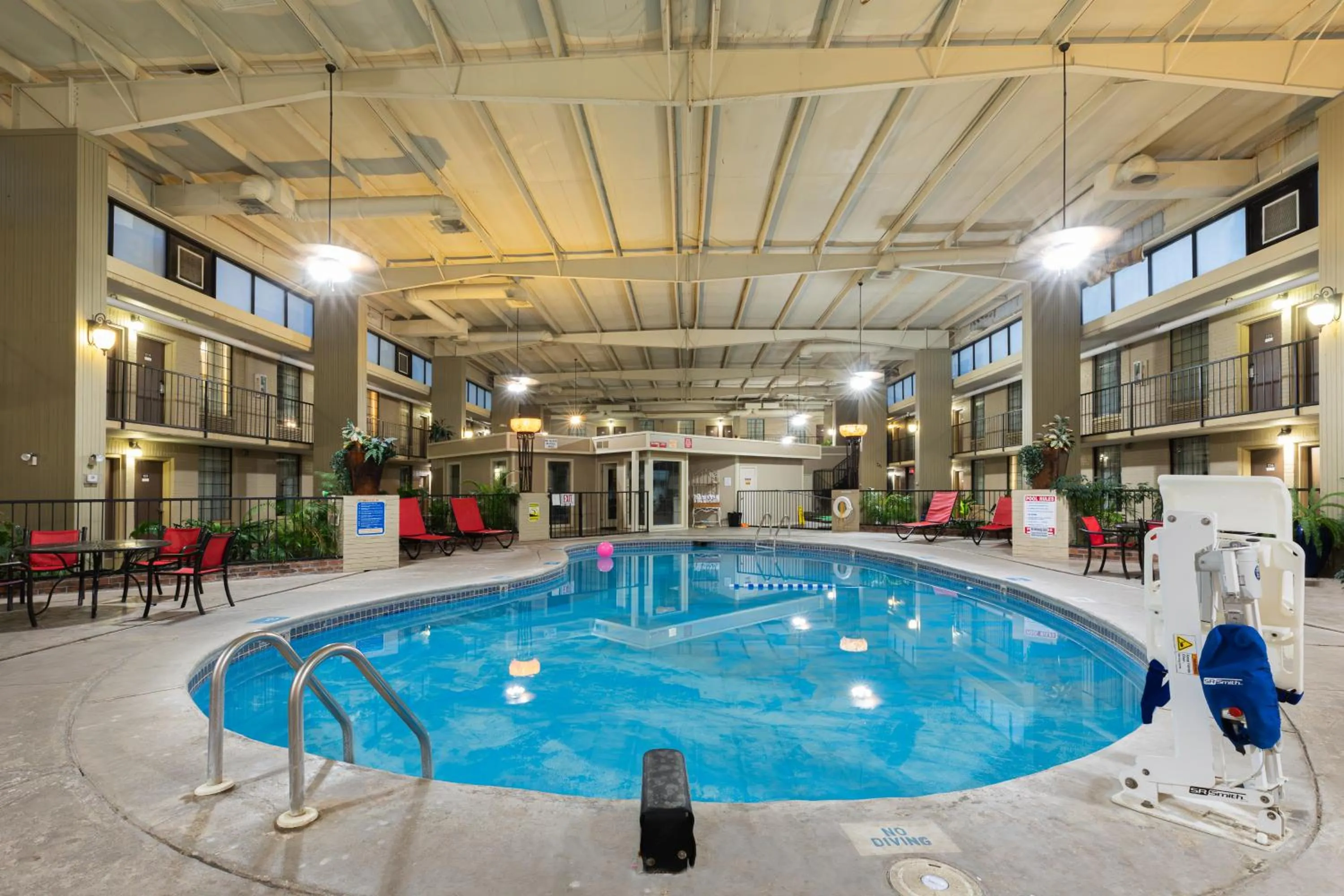 Swimming pool in Northwest Inn