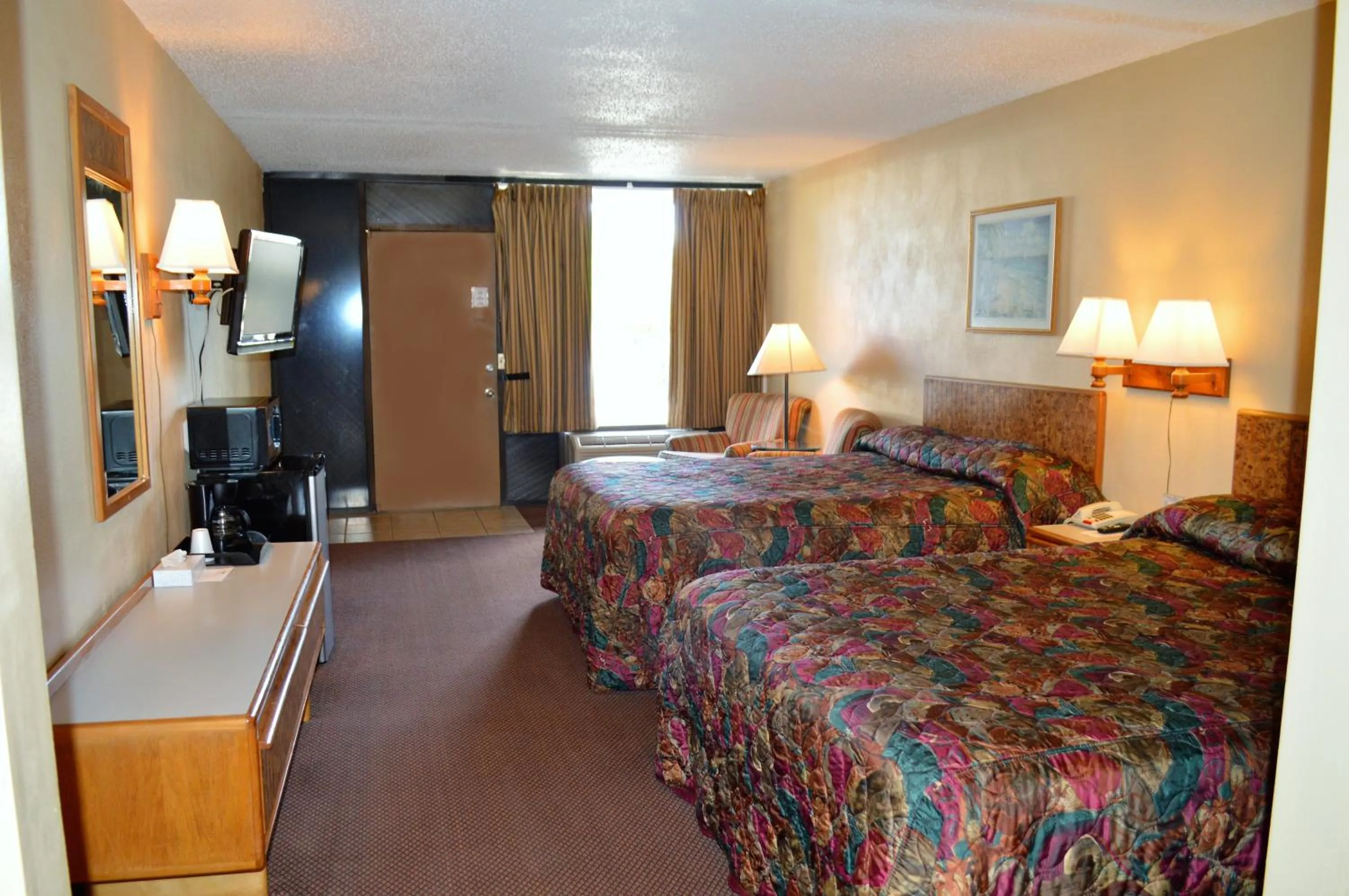 Communal lounge/ TV room, Bed in Tarpon Shores Inn