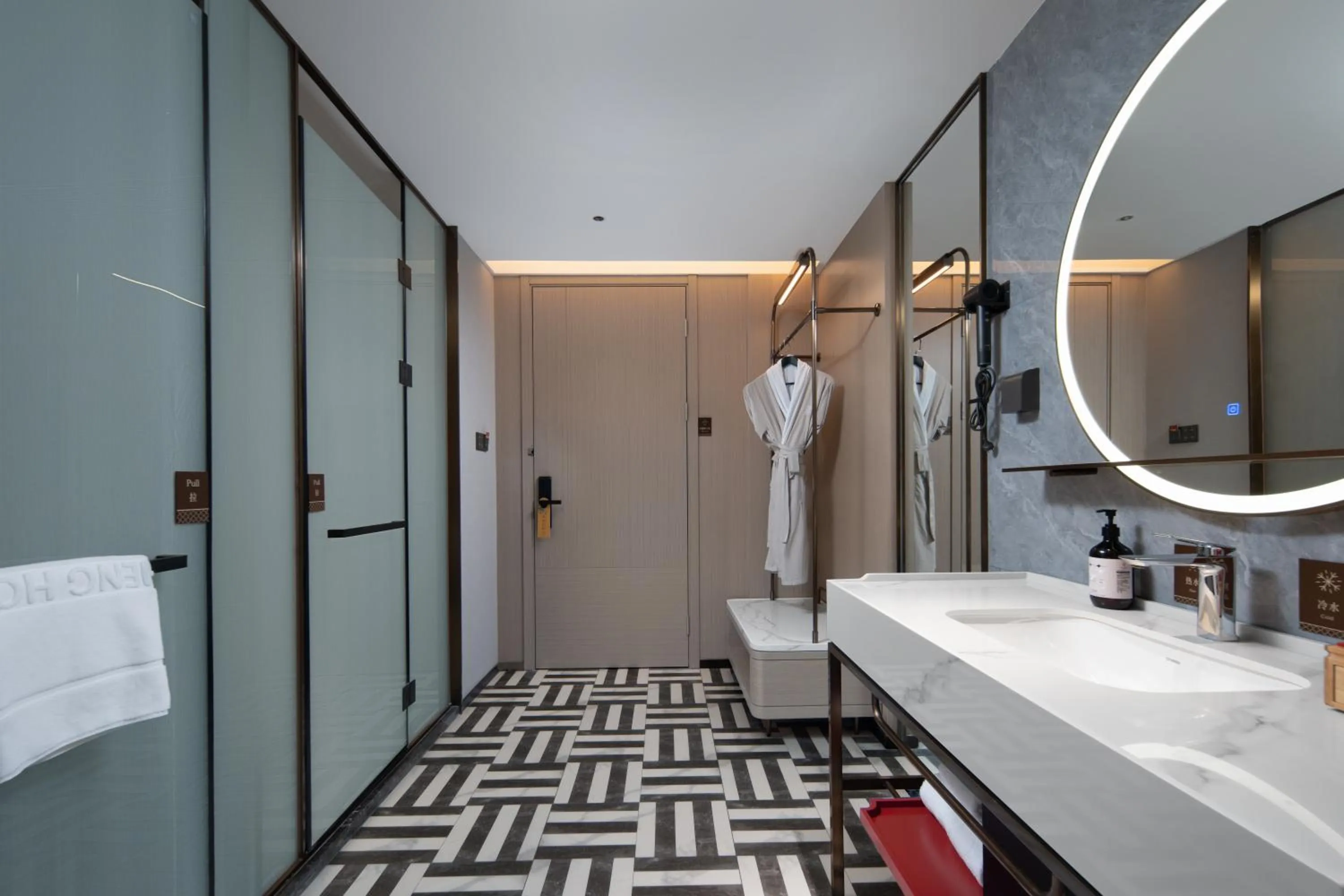 wardrobe in Echeng Hotel Chengdu Chunxi Road Taikoo Li