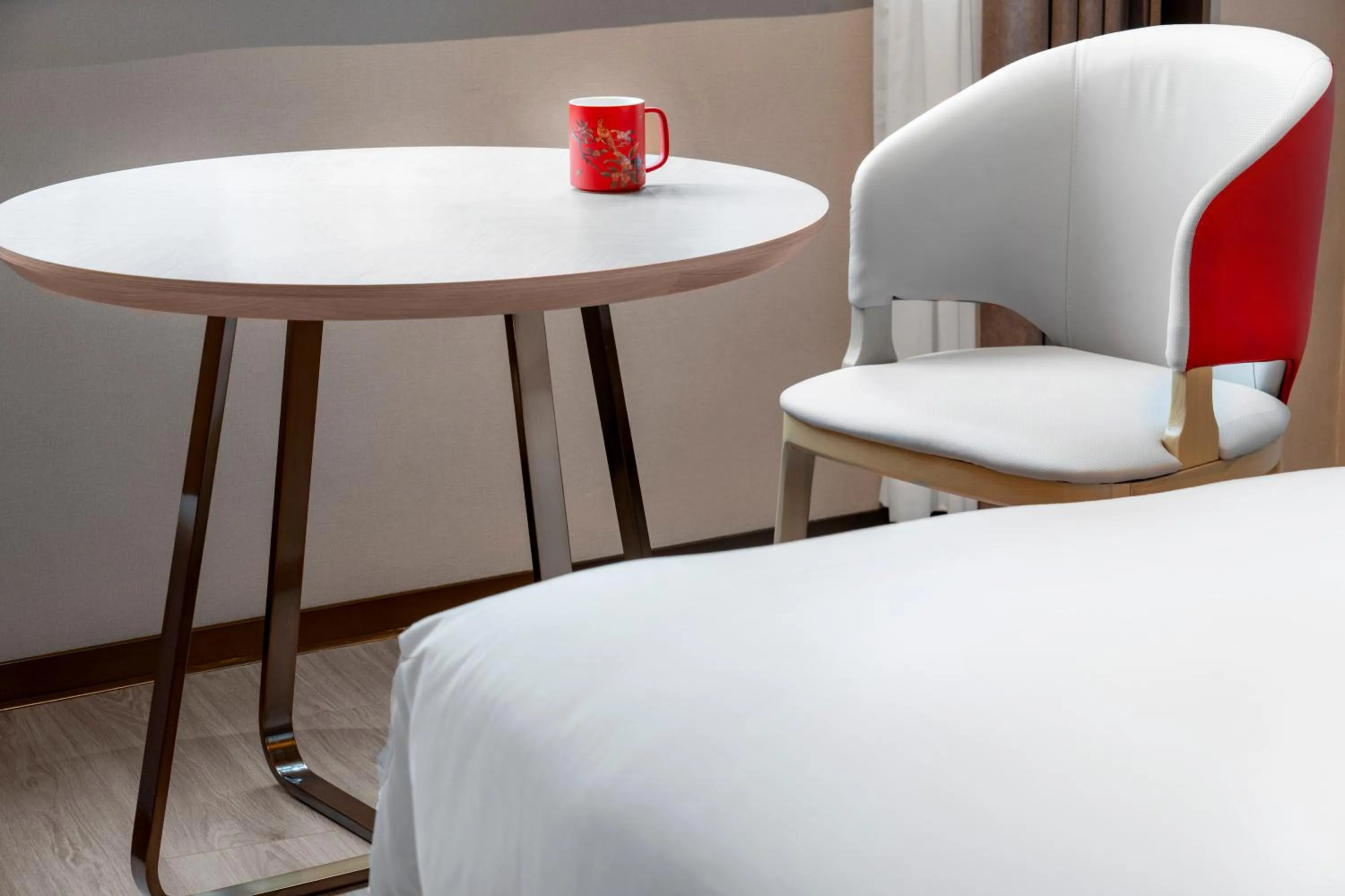 Dining area, Bed in Echeng Hotel Chengdu Chunxi Road Taikoo Li