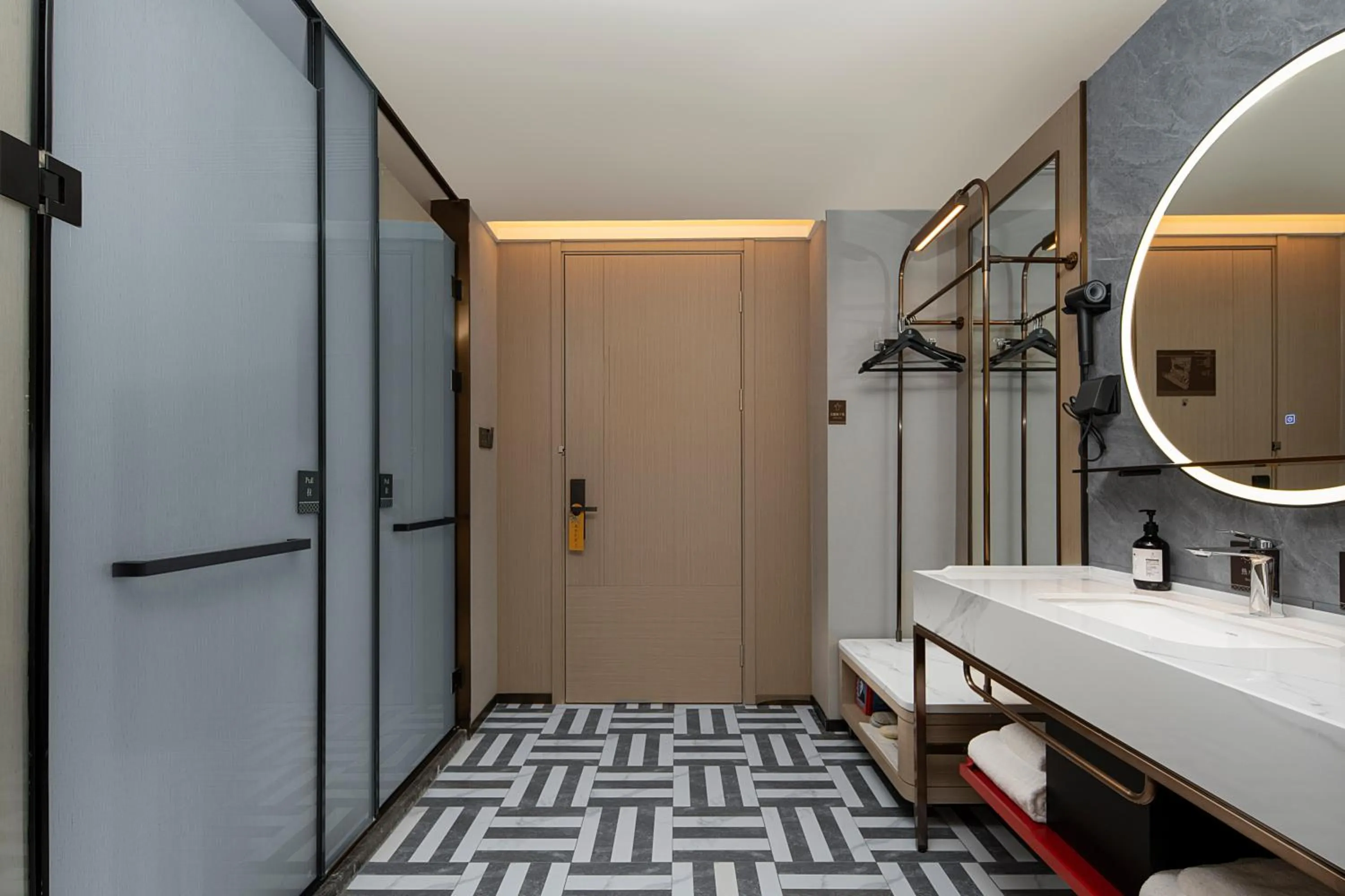 wardrobe in Echeng Hotel Chengdu Chunxi Road Taikoo Li