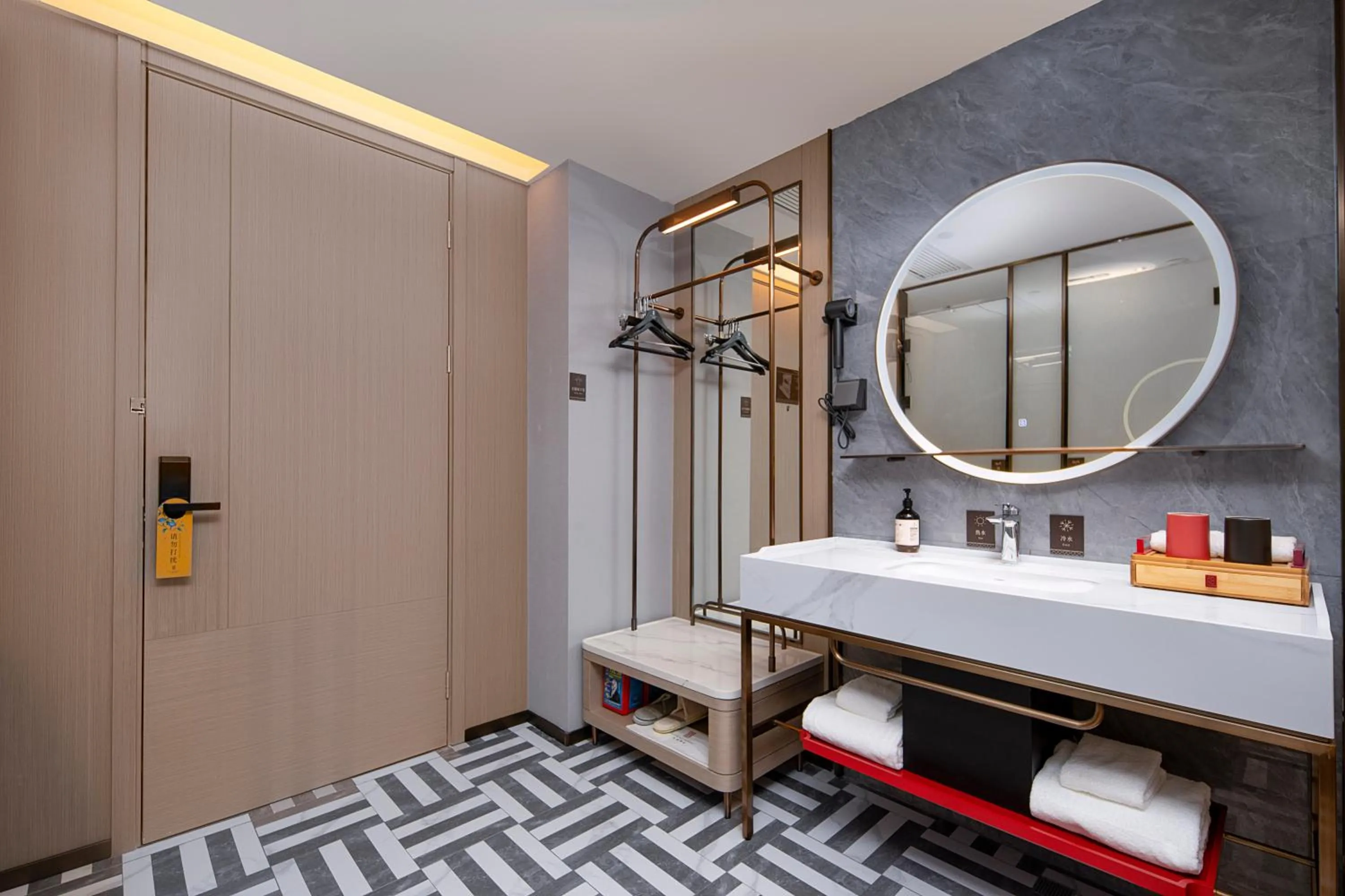 wardrobe in Echeng Hotel Chengdu Chunxi Road Taikoo Li