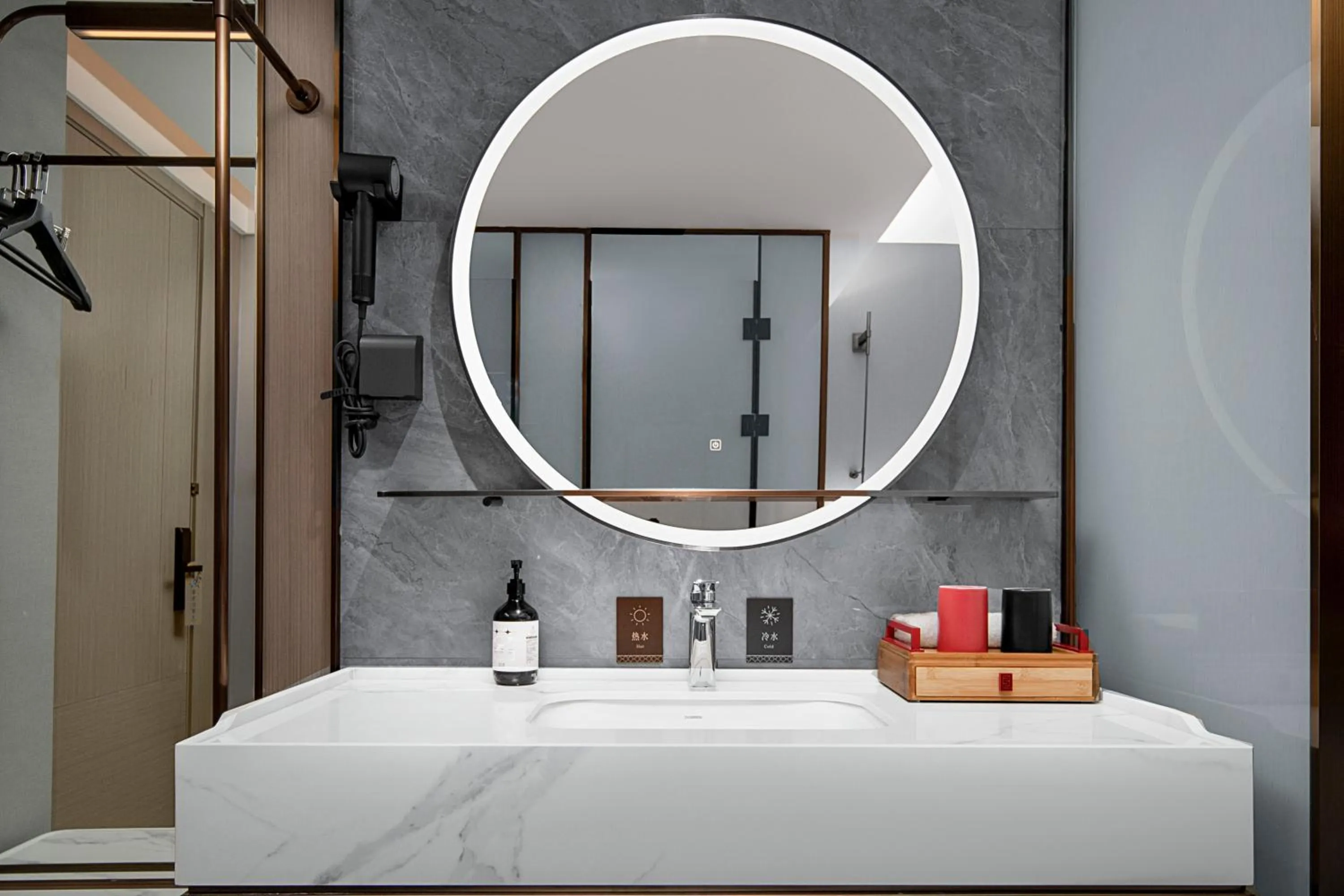 Bathroom, Bed in Echeng Hotel Chengdu Chunxi Road Taikoo Li