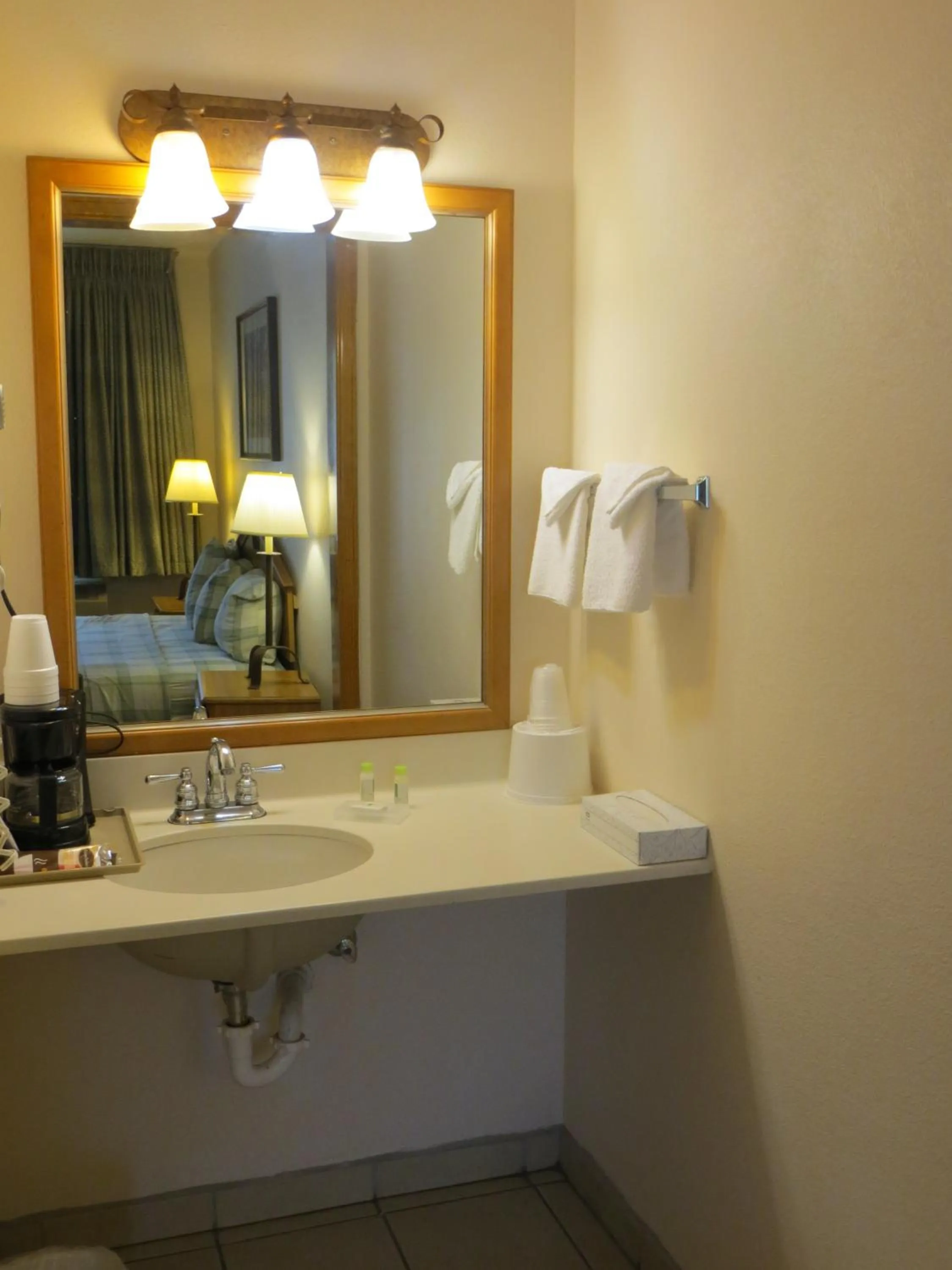 Coffee/tea facilities in Silver Saddle Motel