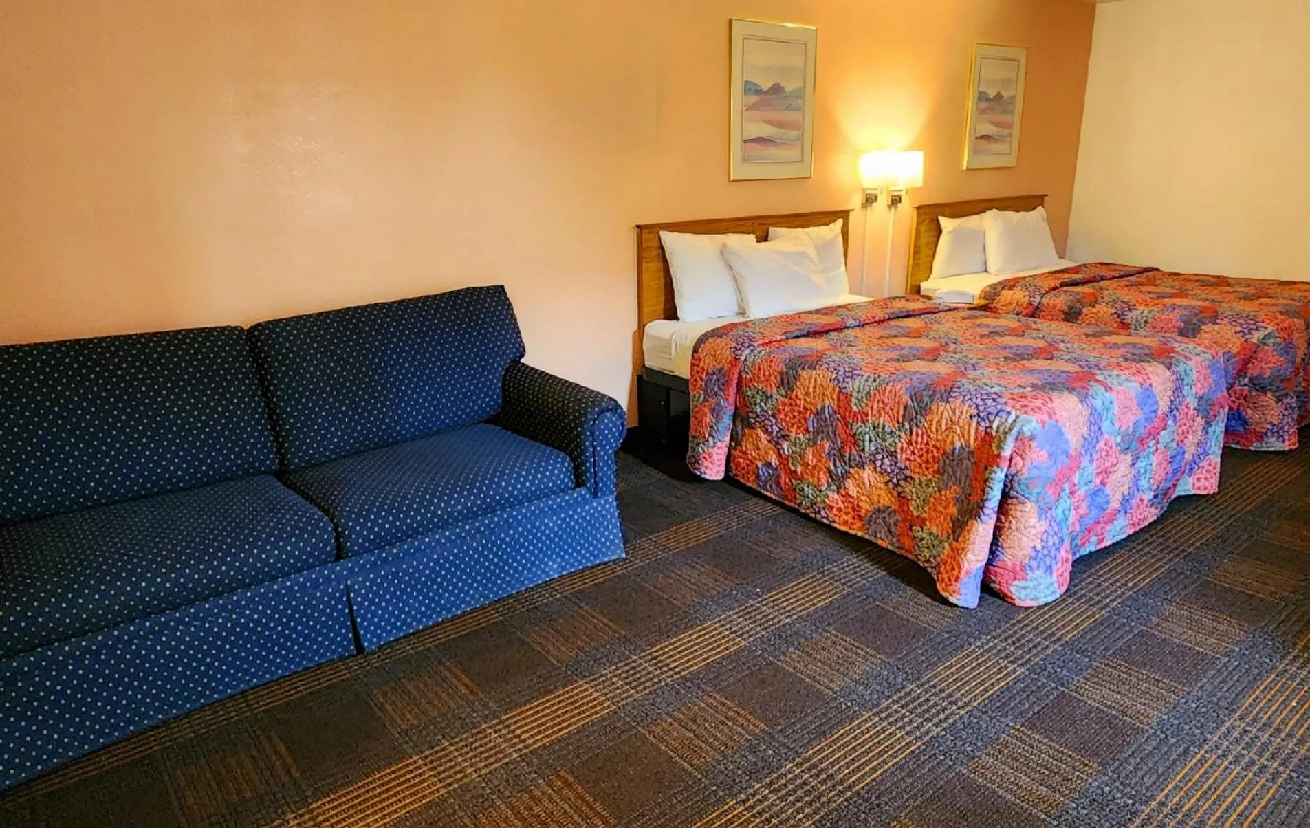 Bedroom, Bed in Silver Saddle Motel