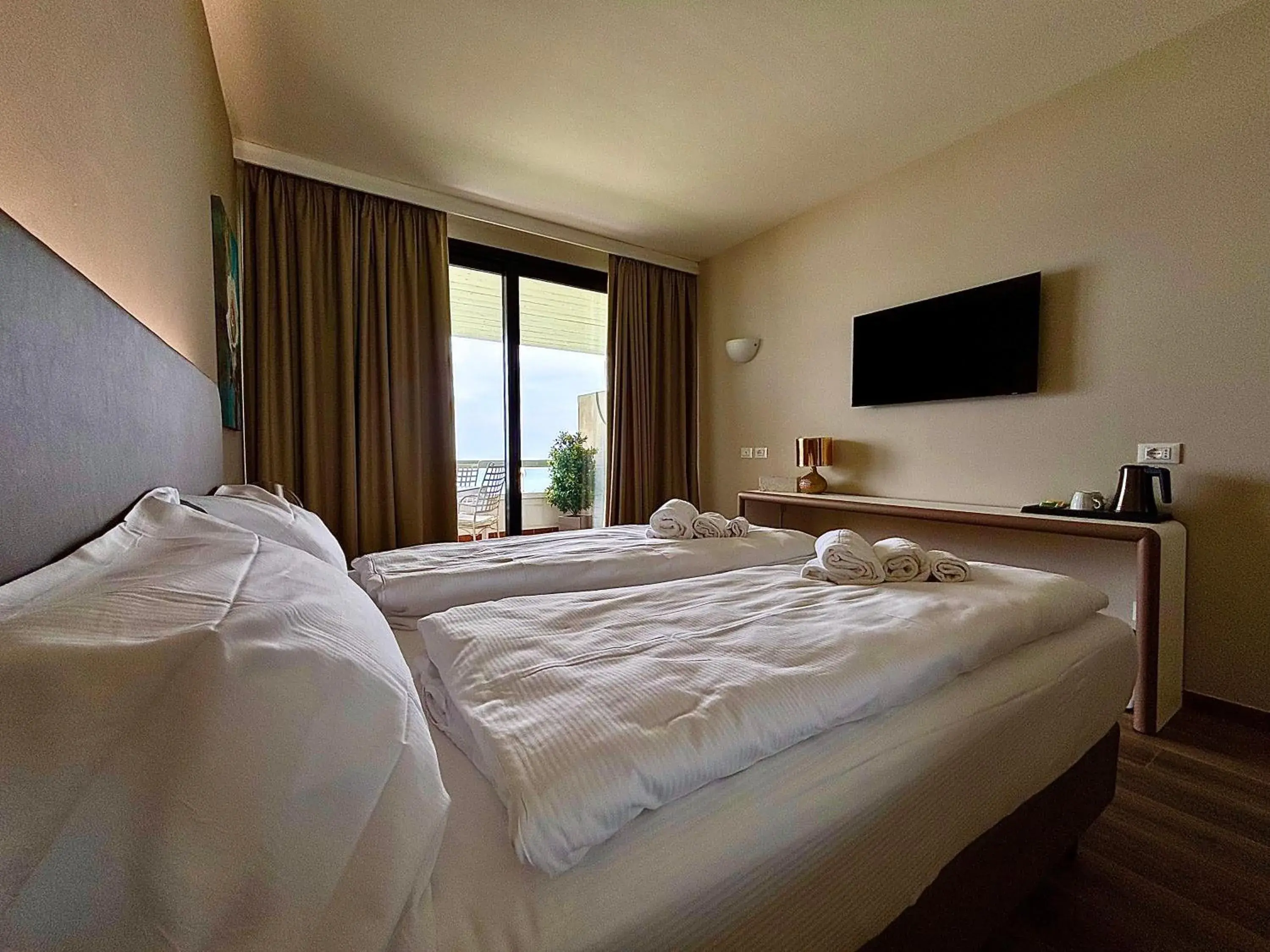 Superior Triple Room with Balcony and Lake View in Hotel Aquila D'Oro Desenzano Superior Triple Room with Balcony and Lake View in Hotel Aquila D'Oro Desenzano