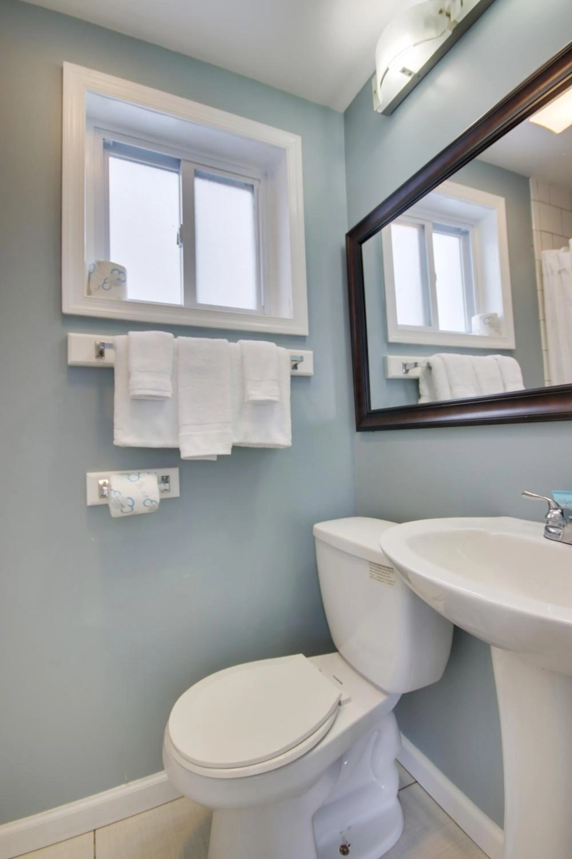 Toilet in White Marlin Inn