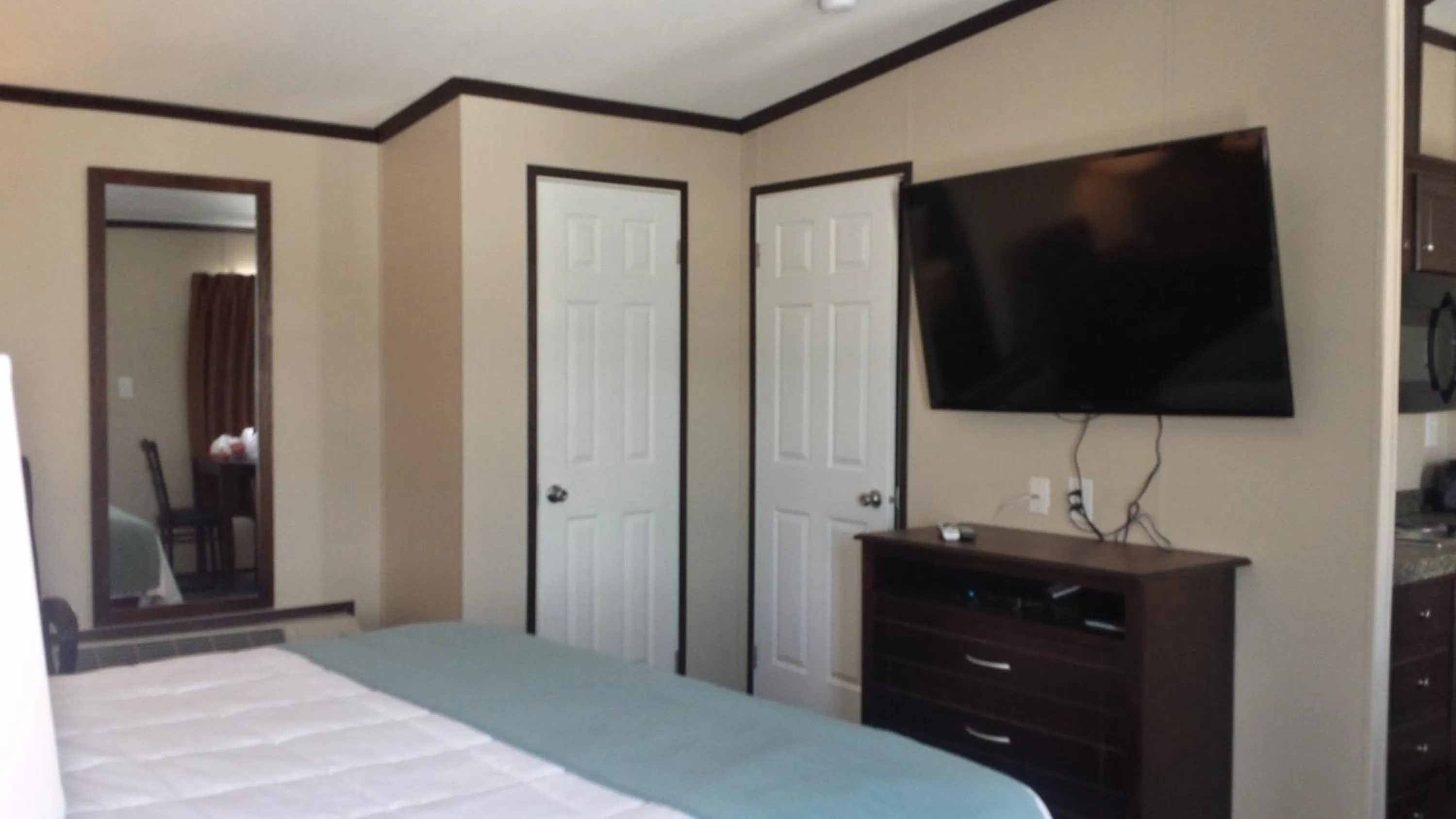 TV and multimedia in Instalodge Hotel and Suites Karnes City