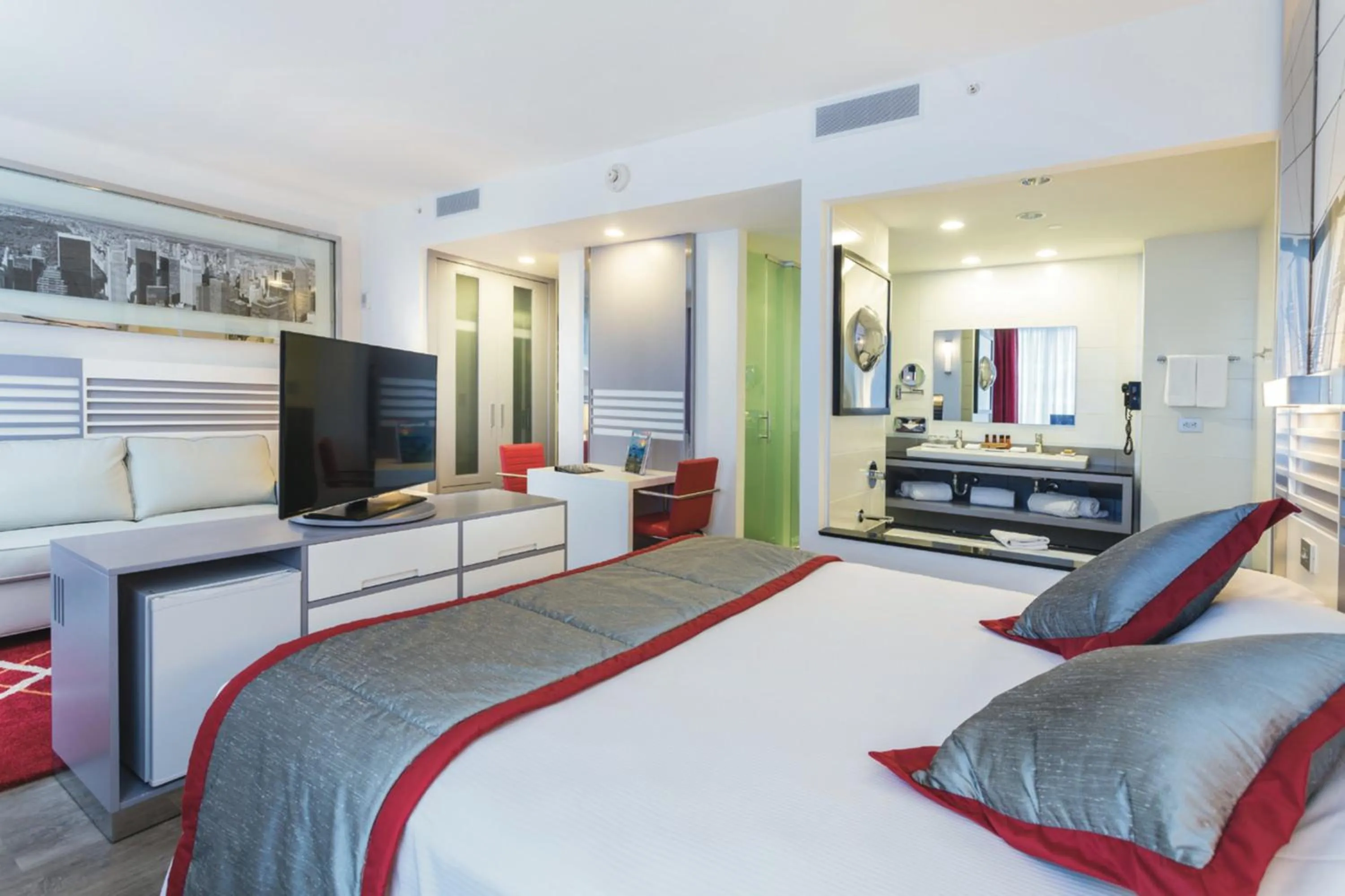 Photo of the whole room, Bed in Riu Plaza New York Times Square