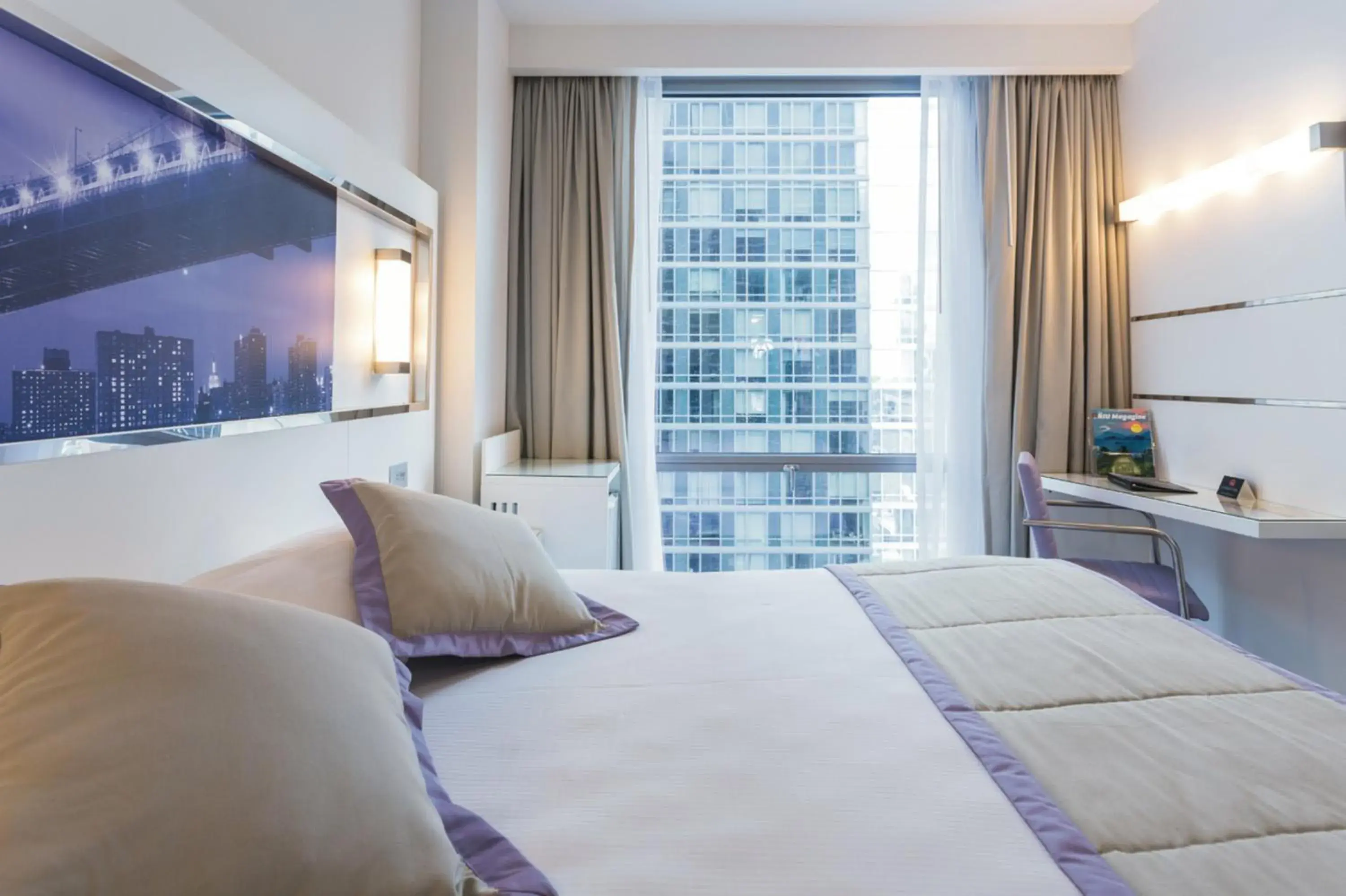 Deluxe Queen Room in Riu Plaza New York Times Square Deluxe Queen Room in Riu Plaza New York Times Square