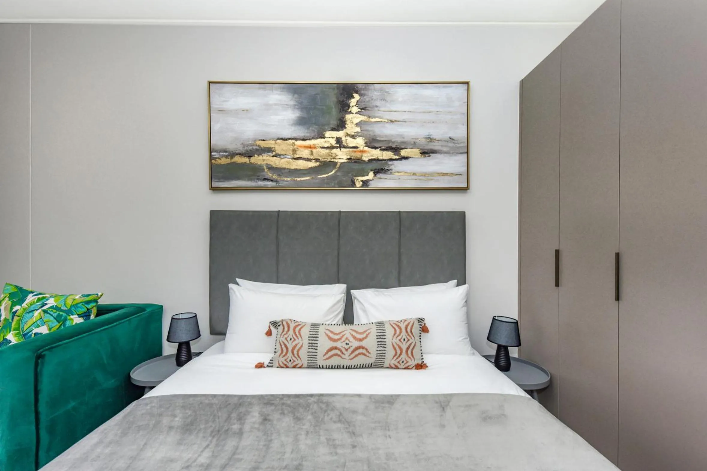 Bed in One Rosebank Apartments