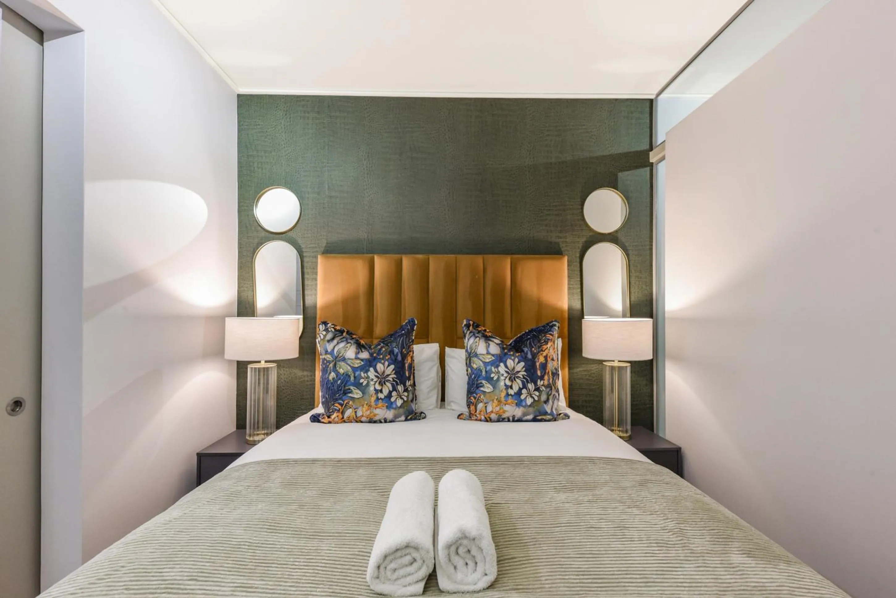 Other, Bed in One Rosebank Apartments