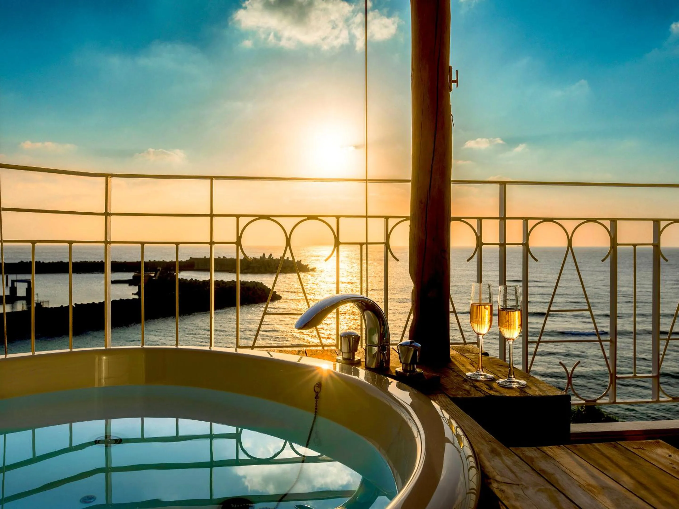 Hot Tub in Umi No Terrace Yomitan Toya